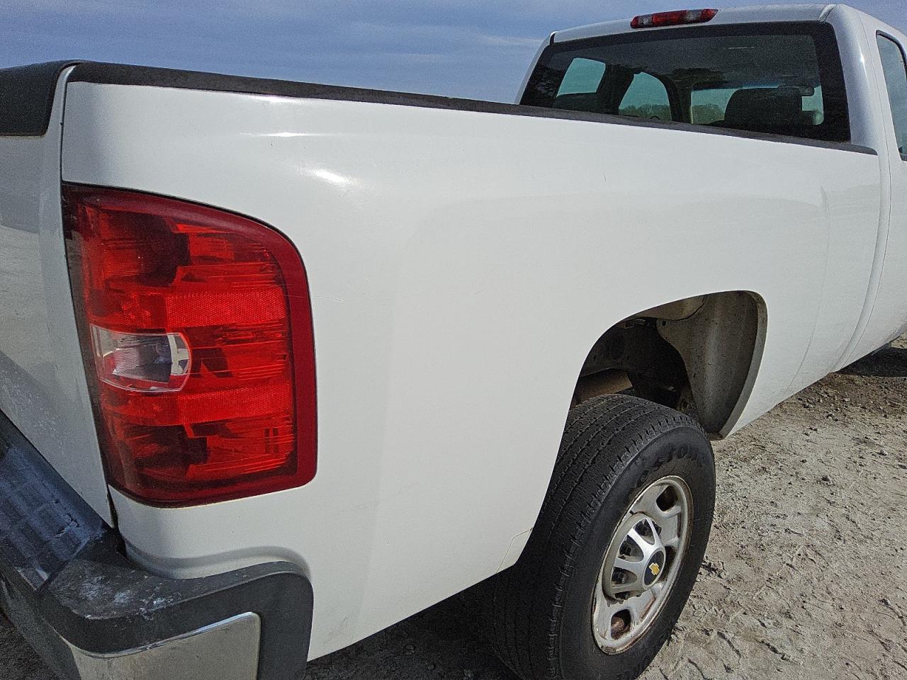 2011 Chevrolet Silverado C2500 Heavy Duty White vin: 1GC2CVC88BZ153920 Damage: Right Side Panel, Multiple Scratches Heavy, 3