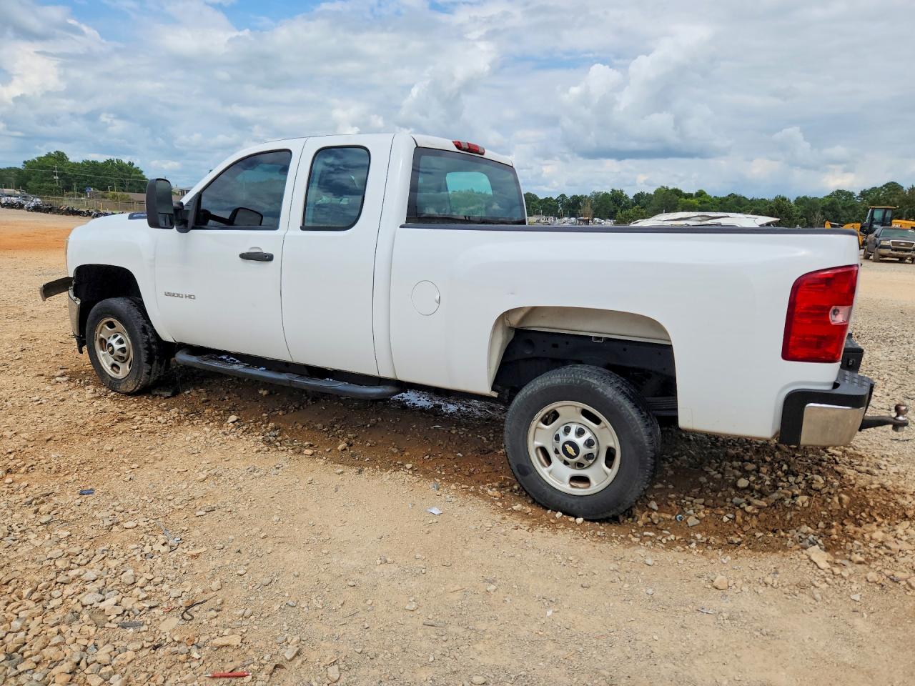2013 Chevrolet Silverado C2500 Heavy Duty White vin: 1GC2CVCB0DZ370893