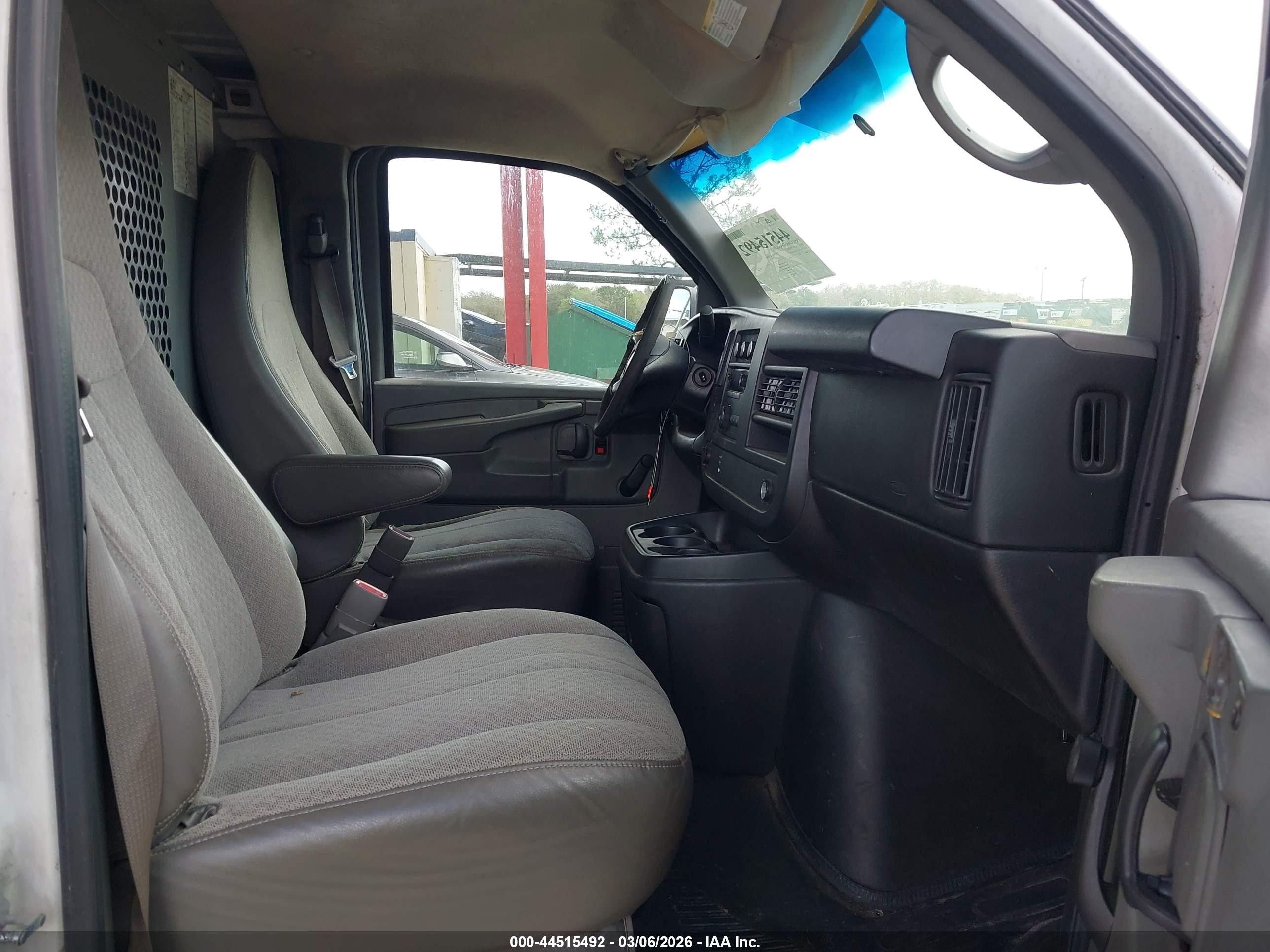 2010 Chevrolet Express 3500 Work Van White vin: 1GC2GTBA6A1165493