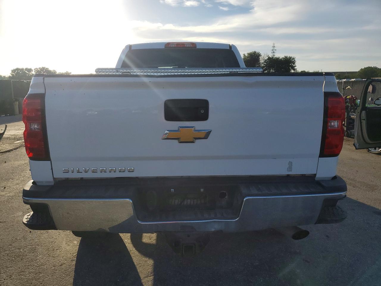 2015 Chevrolet Silverado K2500 Heavy Duty White vin: 1GC2KUEG3FZ546196