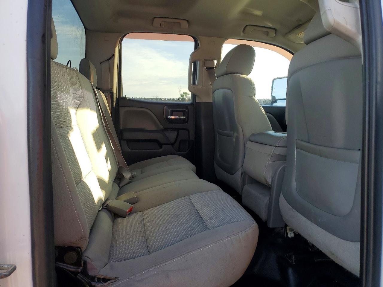 2015 Chevrolet Silverado K2500 Heavy Duty White vin: 1GC2KUEG3FZ546196