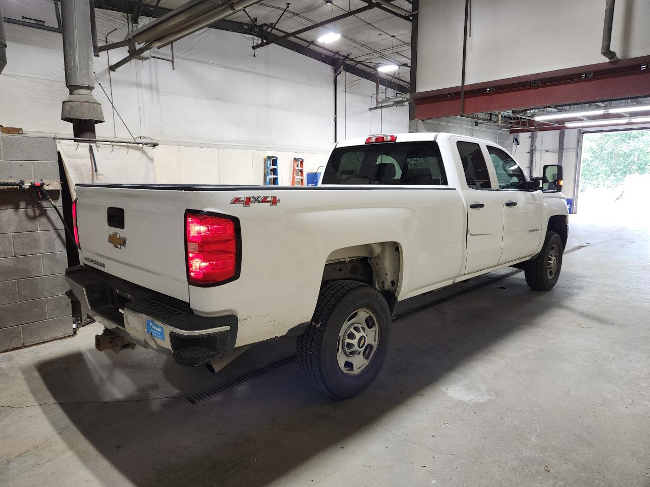 2015 Chevrolet Silverado K2500 Heavy Duty White vin: 1GC2KUEG5FZ549259 Damage: Right Bed Side, Multiple Scratches Heavy, 4