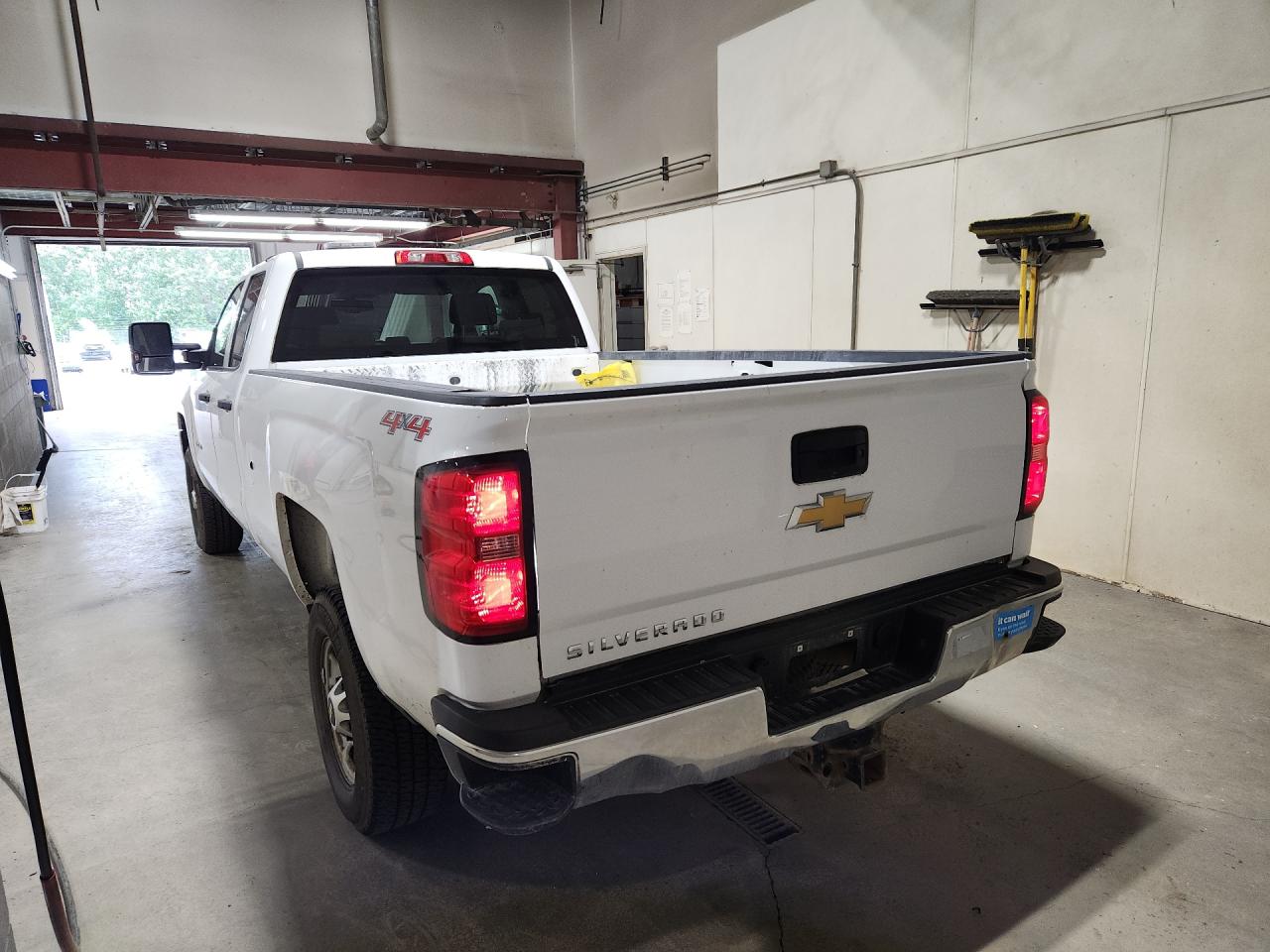 2015 Chevrolet Silverado K2500 Heavy Duty White vin: 1GC2KUEG5FZ549259 Damage: Tailgate, Multiple Scratches Heavy, 3