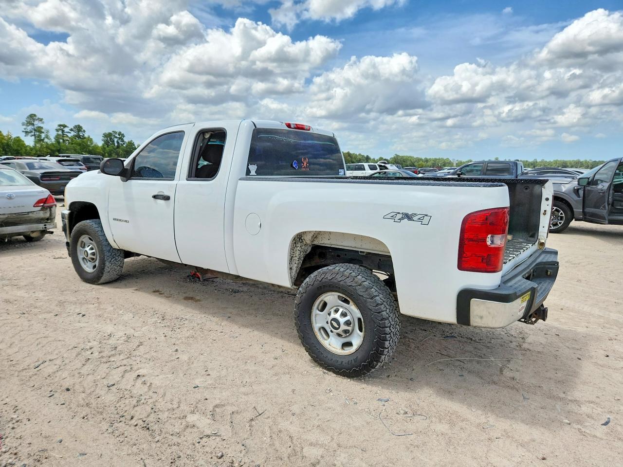 2011 Chevrolet Silverado K2500 Heavy Duty White vin: 1GC2KVCG5BZ144814