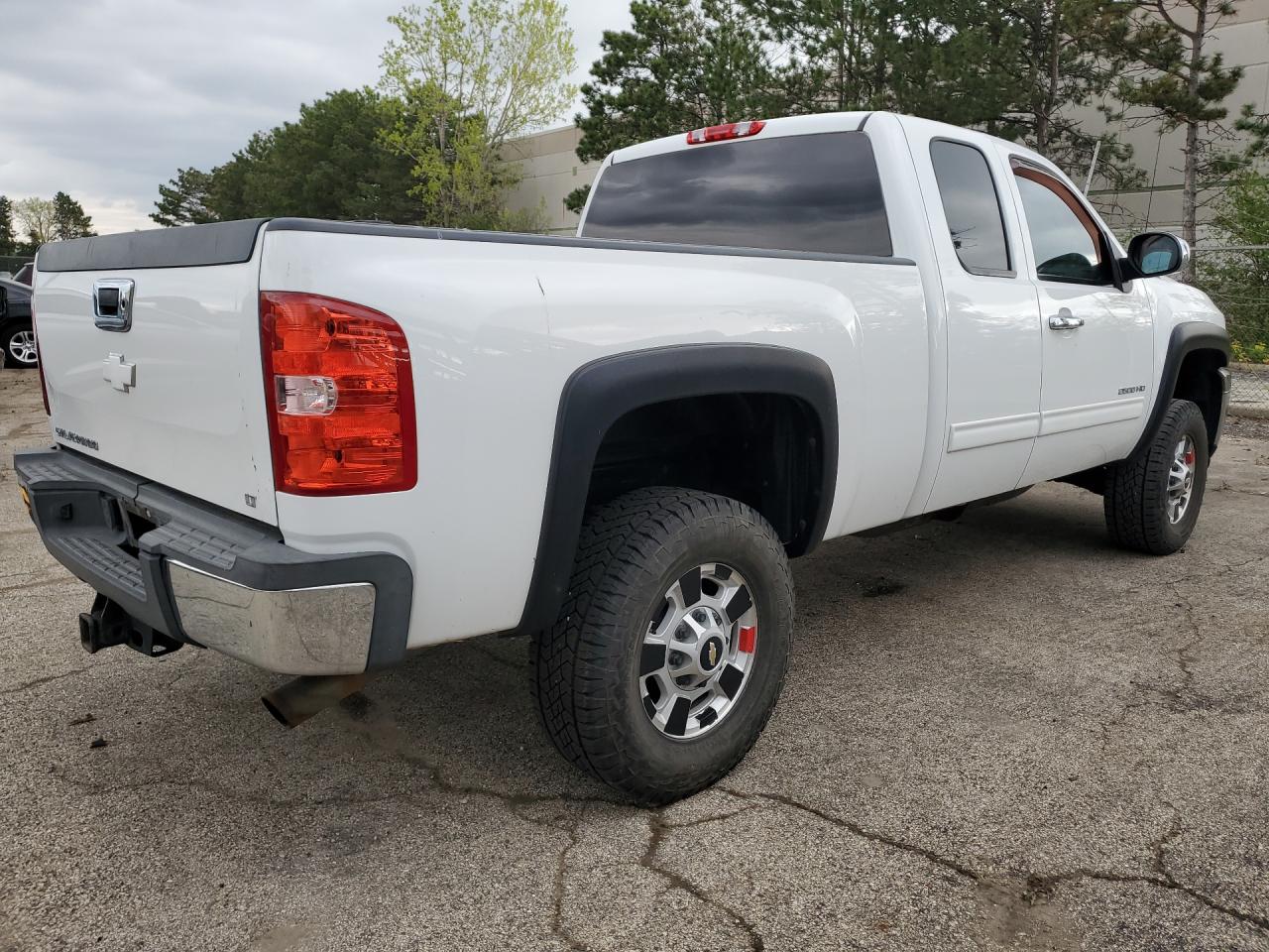 2012 Chevrolet Silverado K2500 Heavy Duty Lt White vin: 1GC2KXEG8CZ257215 Damage: Right Bed Side, Heavy Scratch, 3 To 4 Inches