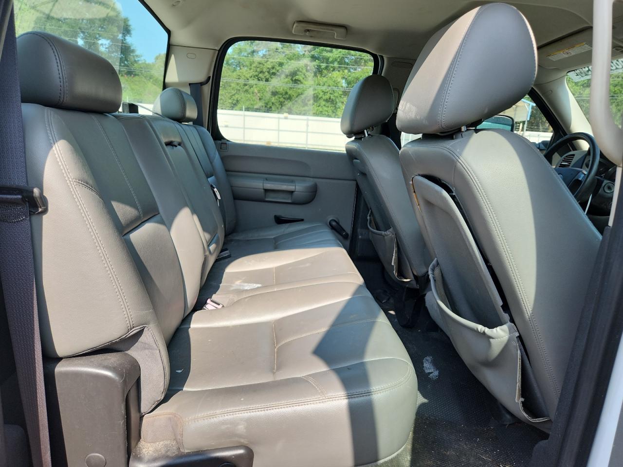 2010 Chevrolet Silverado C2500 Heavy Duty White vin: 1GC4CVBG4AF104036 Damage: Left Front St Map Pouch, Torn, > 12 Inches