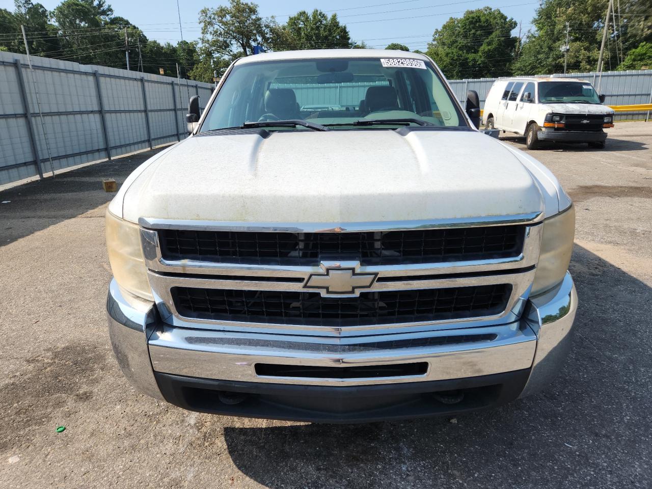 2010 Chevrolet Silverado C2500 Heavy Duty White vin: 1GC4CVBG4AF104036 Damage: Left Head Lamp, Faded, Repair Required