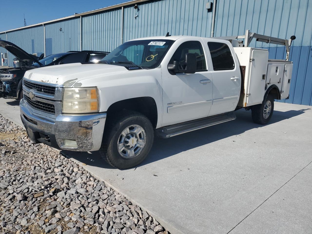 2010 Chevrolet Silverado K3500 Ltz White vin: 1GC4K1B65AF131071 Damage: Left Front Fender, Dent(S) W/ Paint Dmg, 3 To 4 Inches