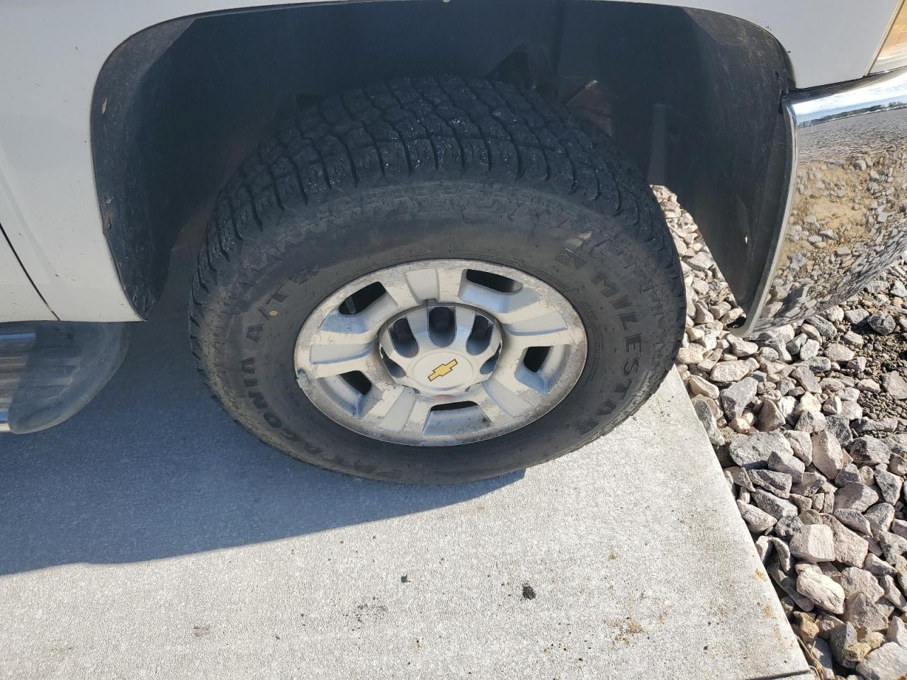 2010 Chevrolet Silverado K3500 Ltz White vin: 1GC4K1B65AF131071 Damage: Right Front Wheel, Corrosion, > 12 Inches