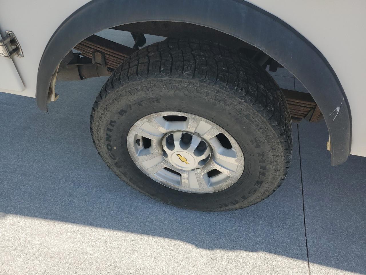 2010 Chevrolet Silverado K3500 Ltz White vin: 1GC4K1B65AF131071 Damage: Right Rear Wheel, Corrosion, > 12 Inches