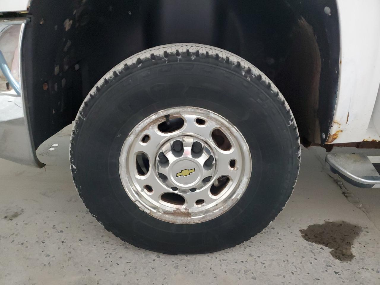 2010 Chevrolet Silverado K2500 Heavy Duty Lt White vin: 1GC5KXBG1AZ266269 Damage: Left Front Wheel, Corrosion, > 12 Inches
