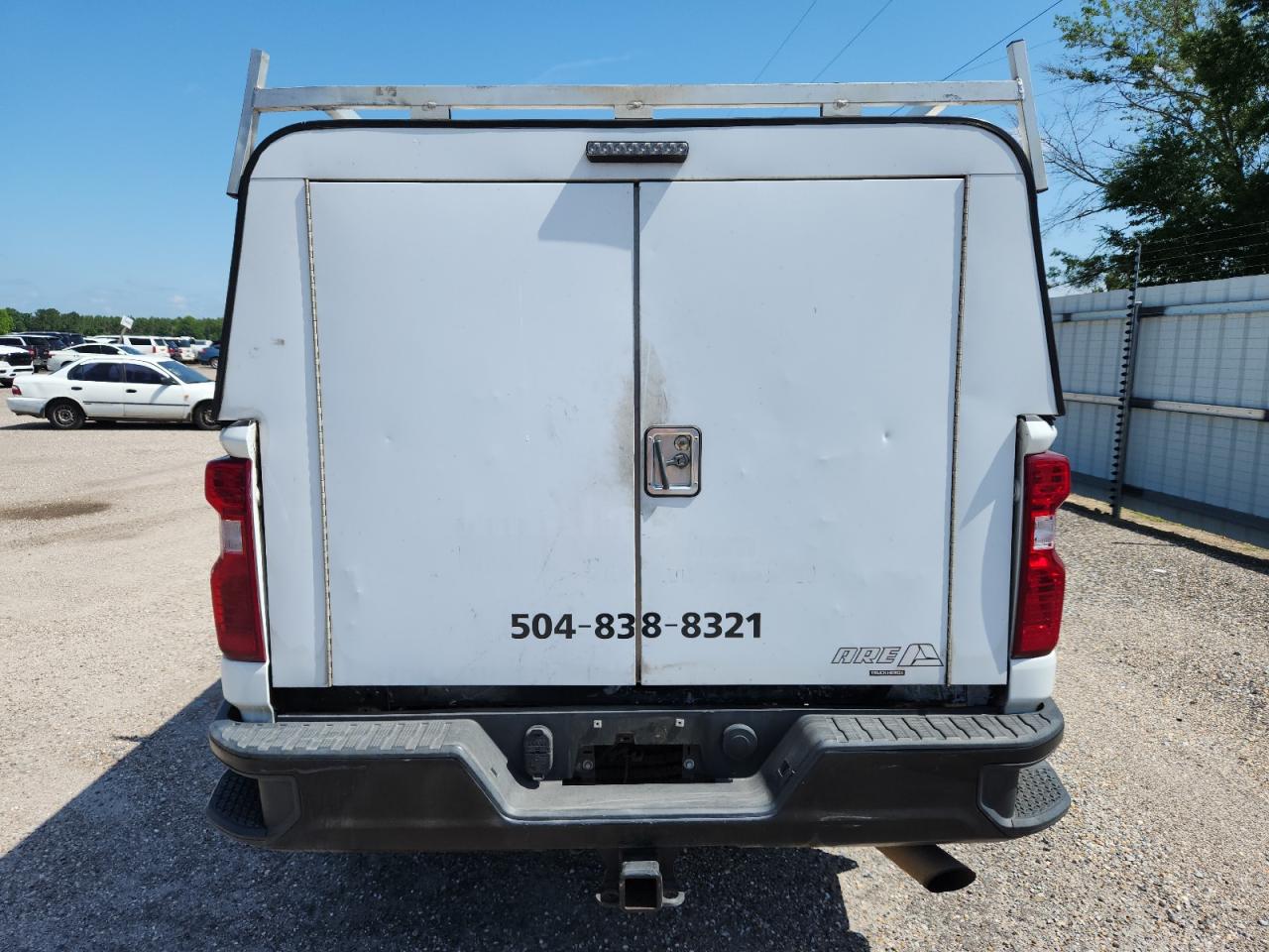 2021 Chevrolet Silverado C2500 Heavy Duty White vin: 1GC5WLE71MF136829 Damage: Tailgate, Aftermarket, Acceptable