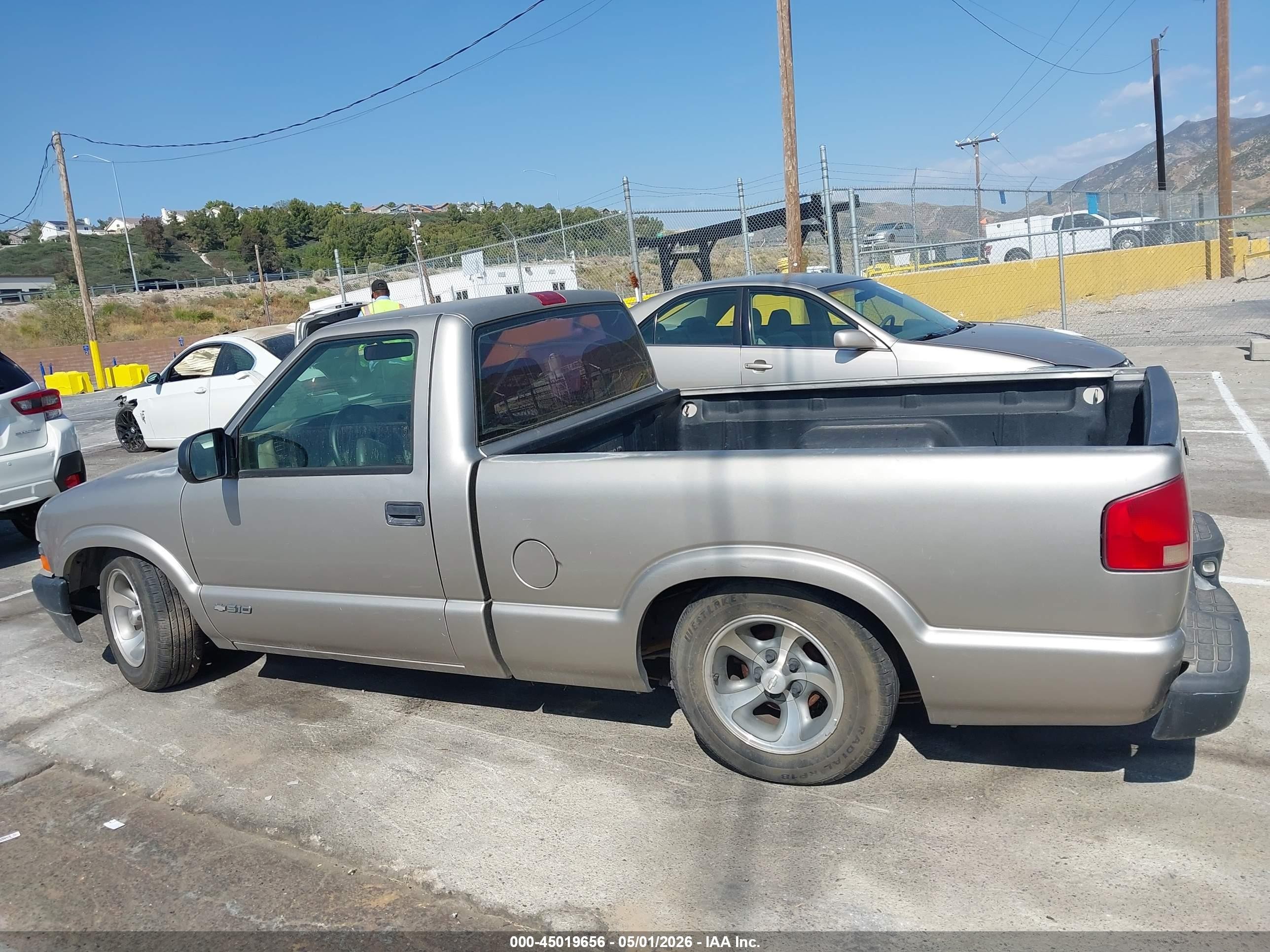 1999 Chevrolet S-10   Beige vin: 1GCCS1442X8104219
