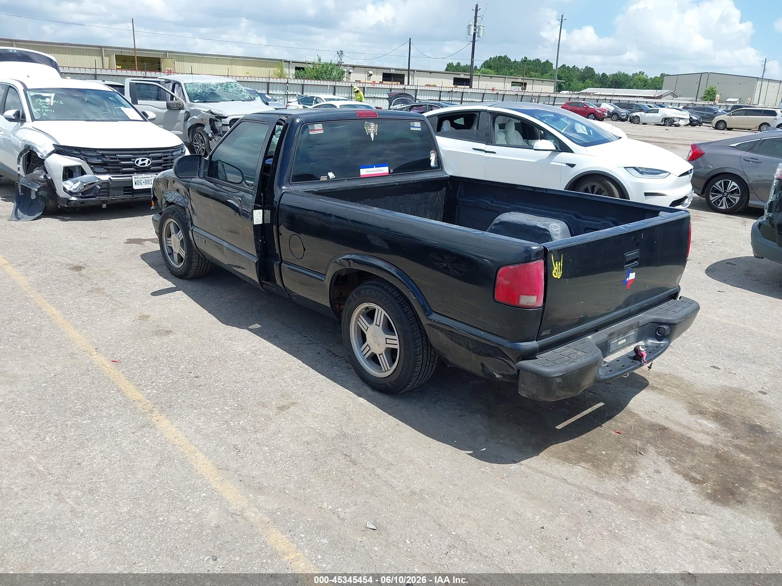 1998 Chevrolet S-10 Fleetside Black vin: 1GCCS1445W8246904