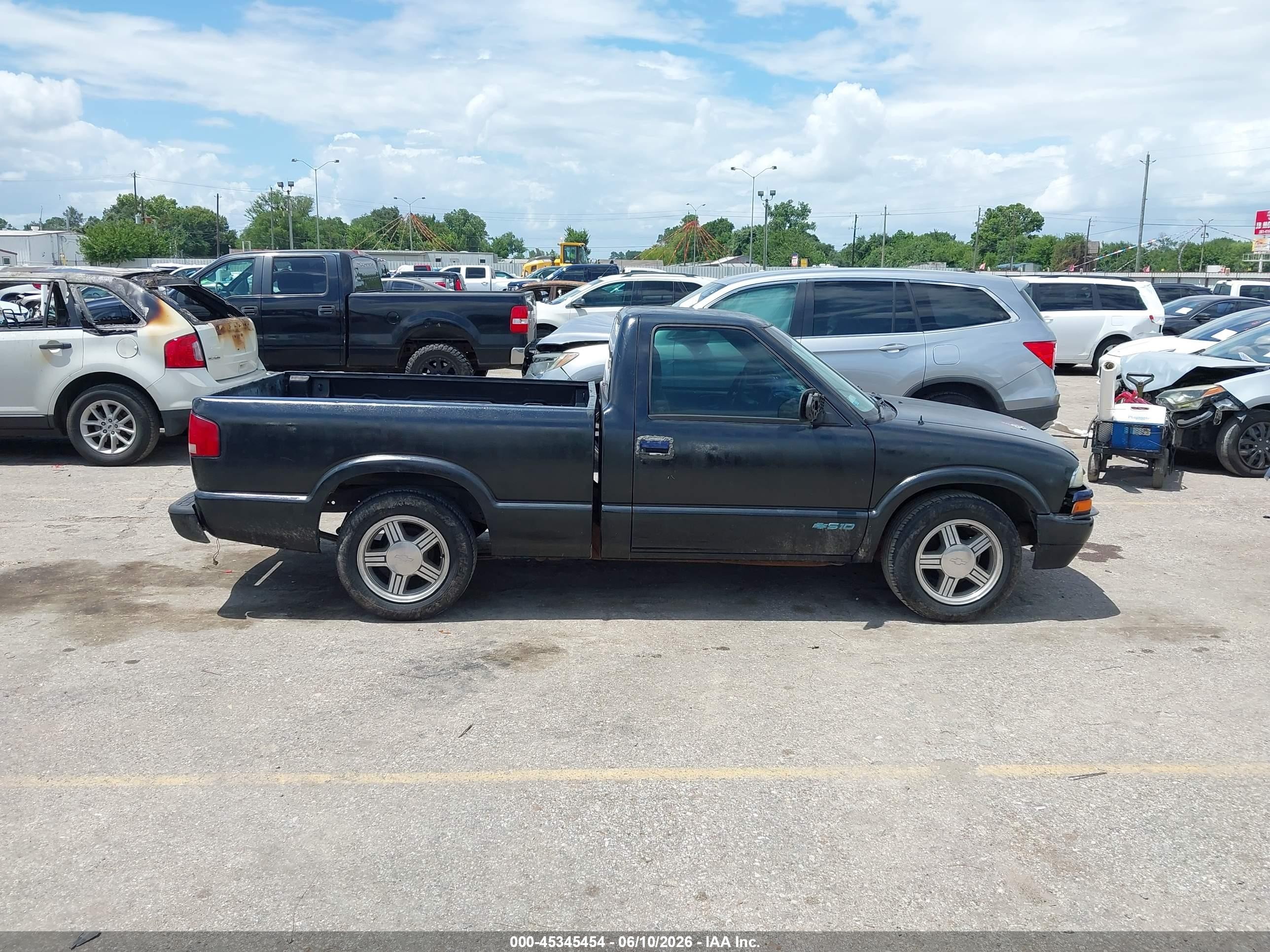 1998 Chevrolet S-10 Fleetside Black vin: 1GCCS1445W8246904