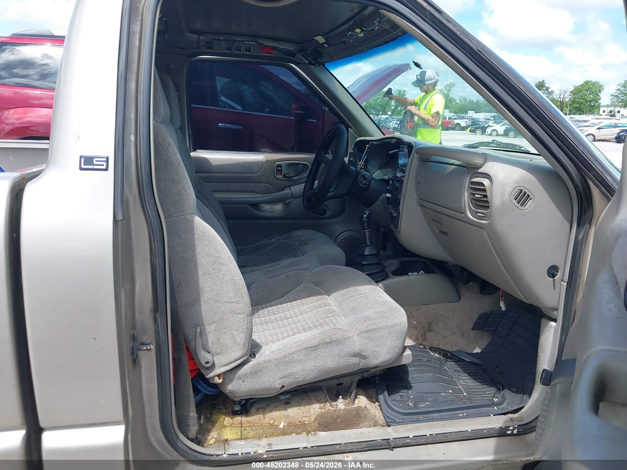 1998 Chevrolet S-10 Ls Fleetside Silver vin: 1GCCS1446WK270003