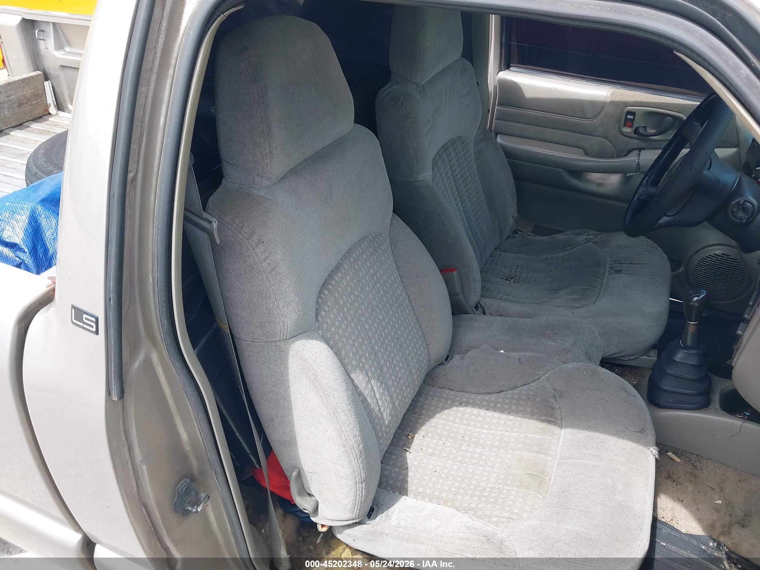 1998 Chevrolet S-10 Ls Fleetside Silver vin: 1GCCS1446WK270003