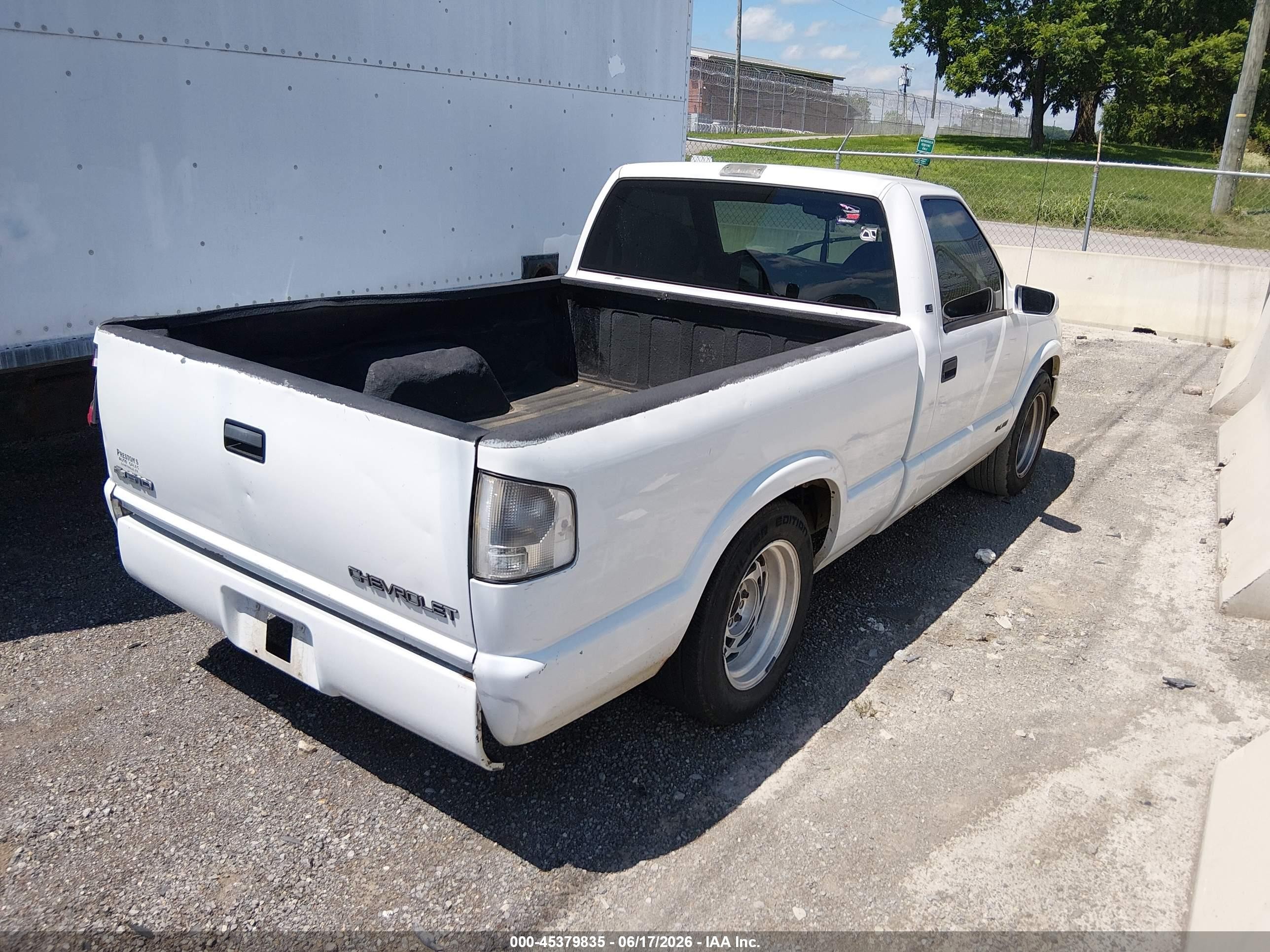 1999 Chevrolet S-10 Ls White vin: 1GCCS1447X8195472