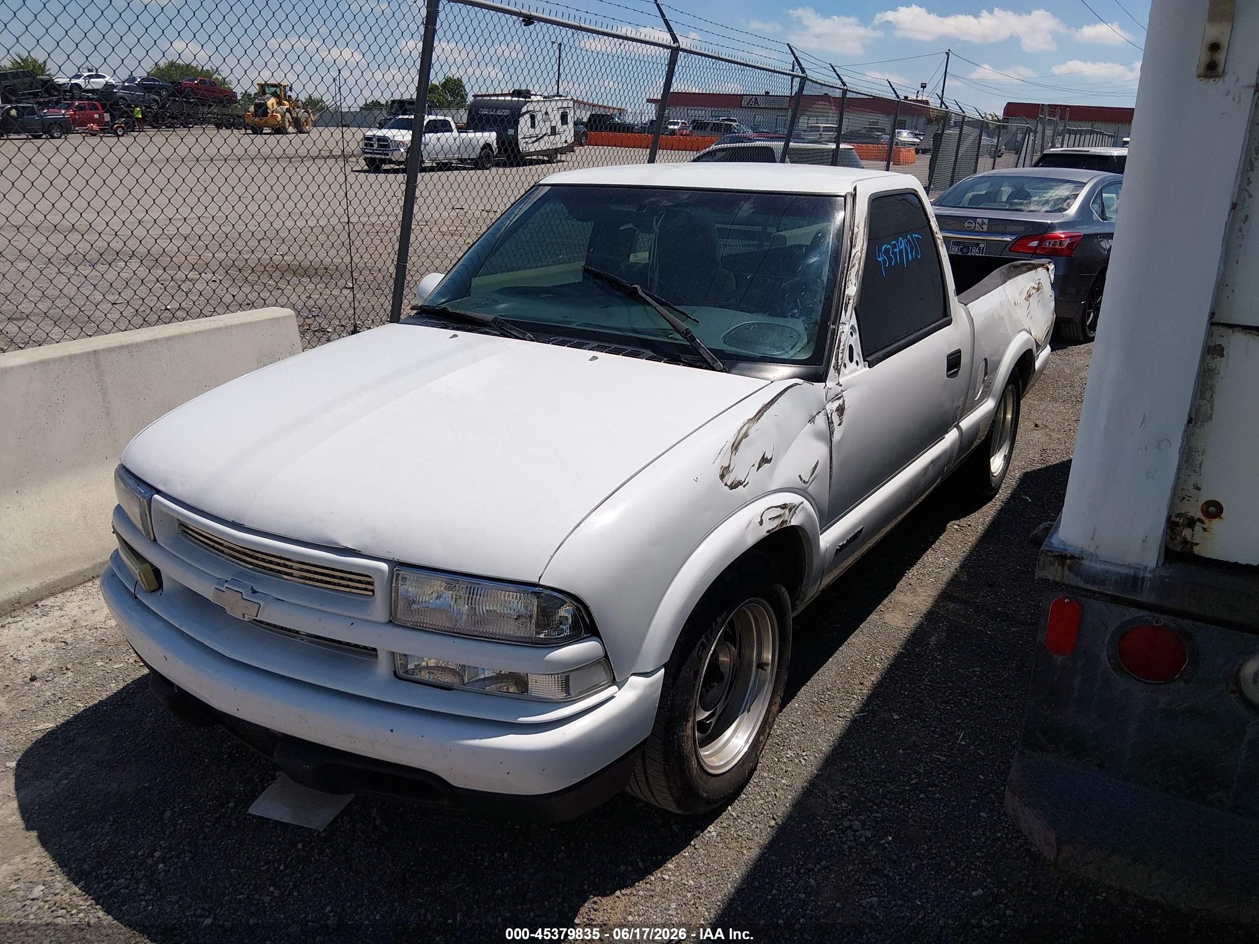 1999 Chevrolet S-10 Ls White vin: 1GCCS1447X8195472