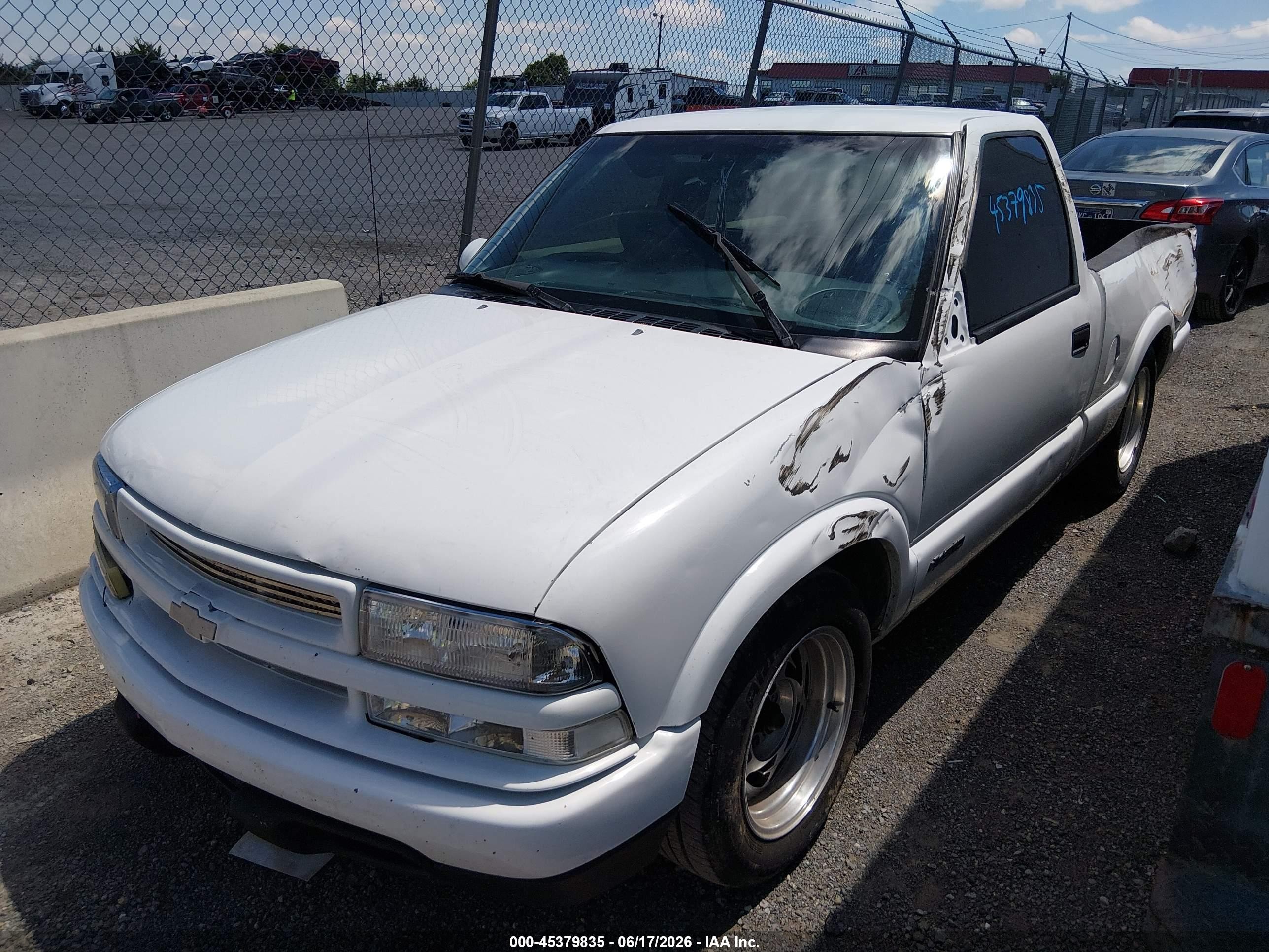 1999 Chevrolet S-10 Ls White vin: 1GCCS1447X8195472