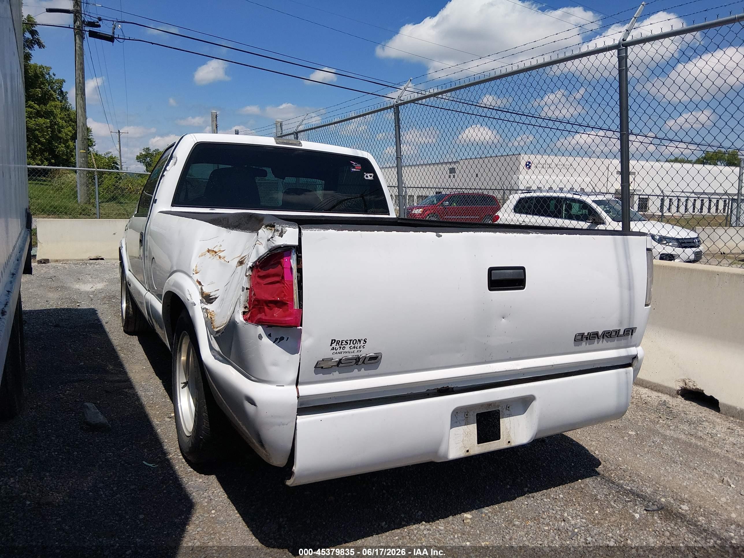 1999 Chevrolet S-10 Ls White vin: 1GCCS1447X8195472
