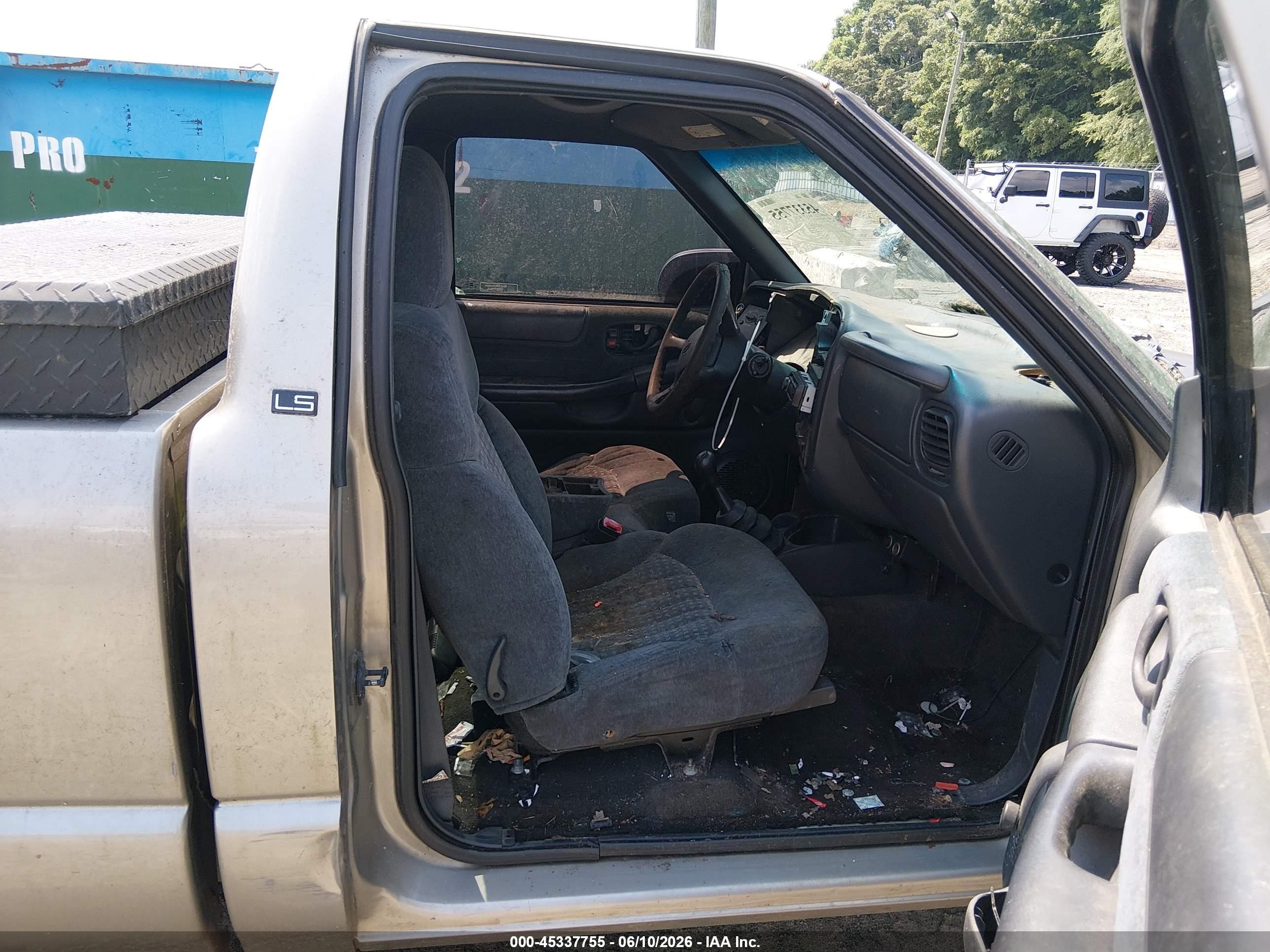 2000 Chevrolet S-10 Ls Gray vin: 1GCCS144XY8177436