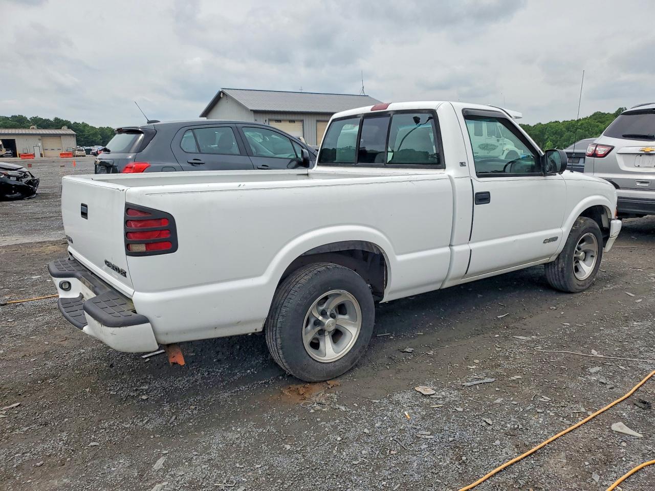 2001 Chevrolet S Truck S10 White vin: 1GCCS145118260235