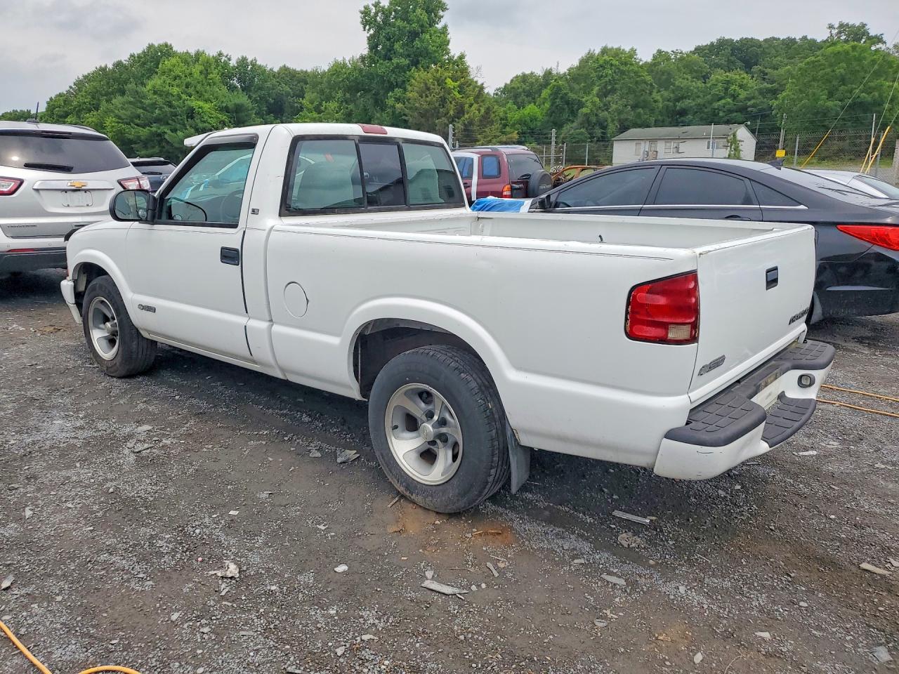 2001 Chevrolet S Truck S10 White vin: 1GCCS145118260235