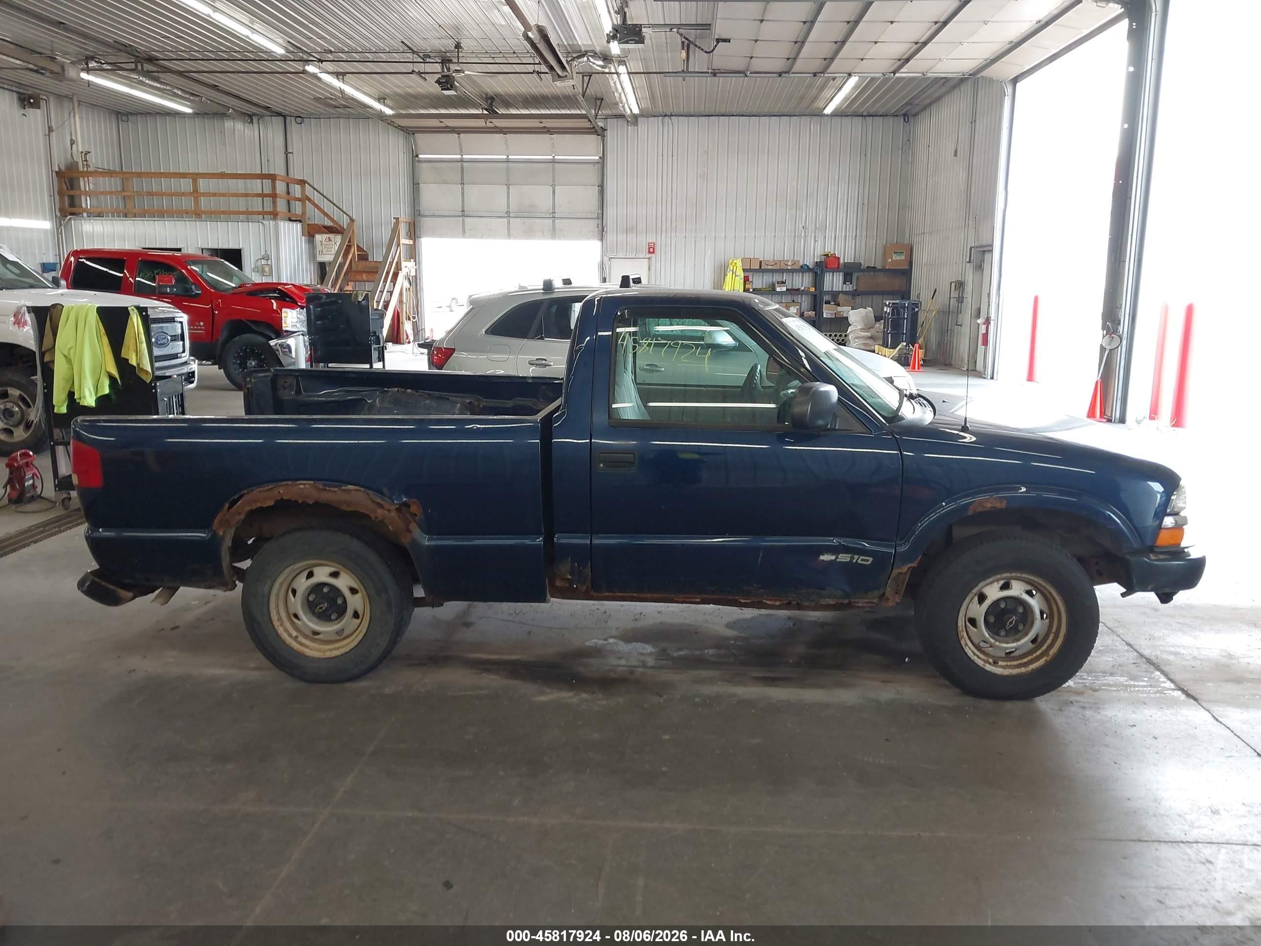 2002 Chevrolet S-10   Dark Blue vin: 1GCCS145128120753