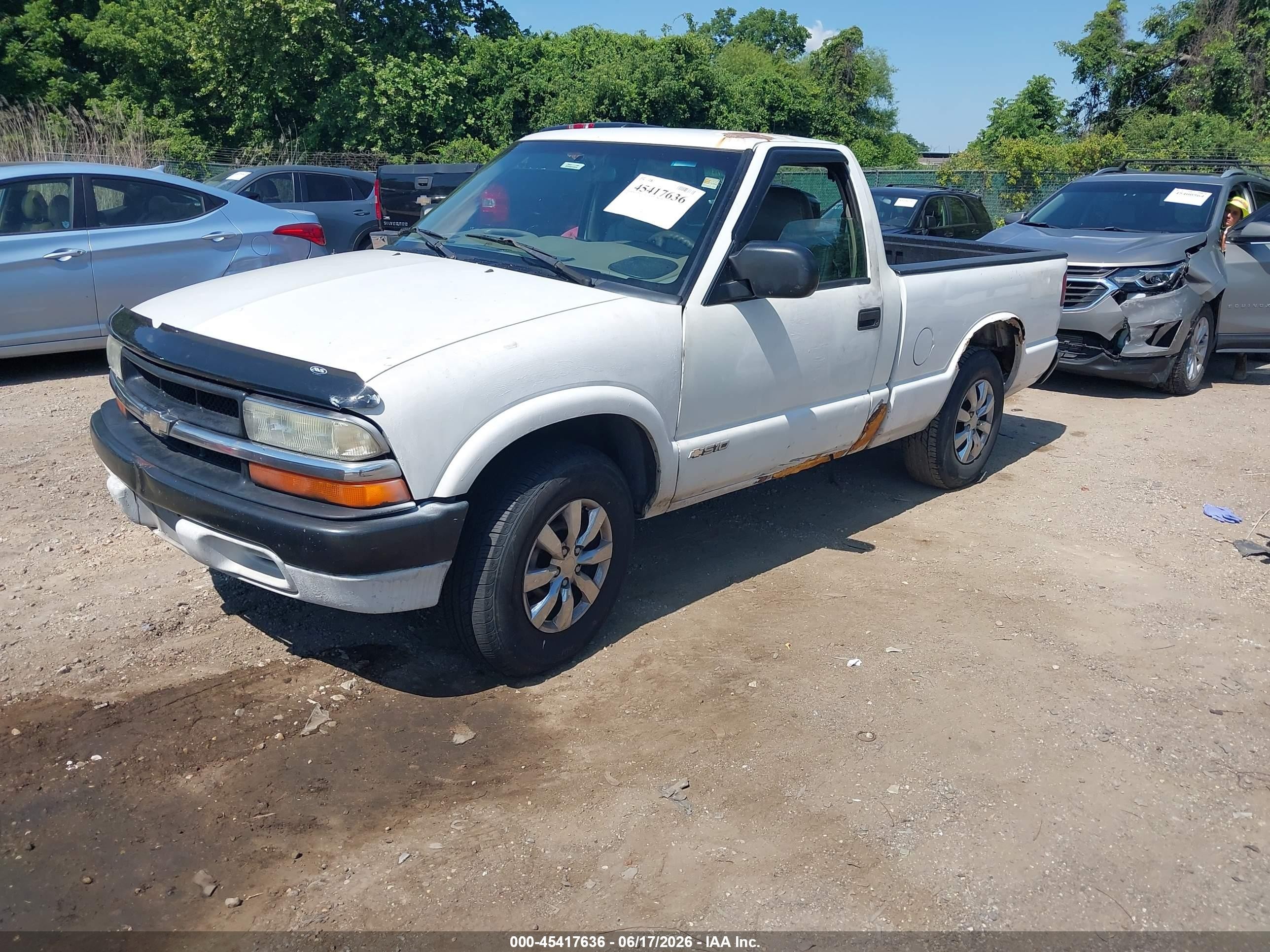 2002 Chevrolet S-10   White vin: 1GCCS145228174319