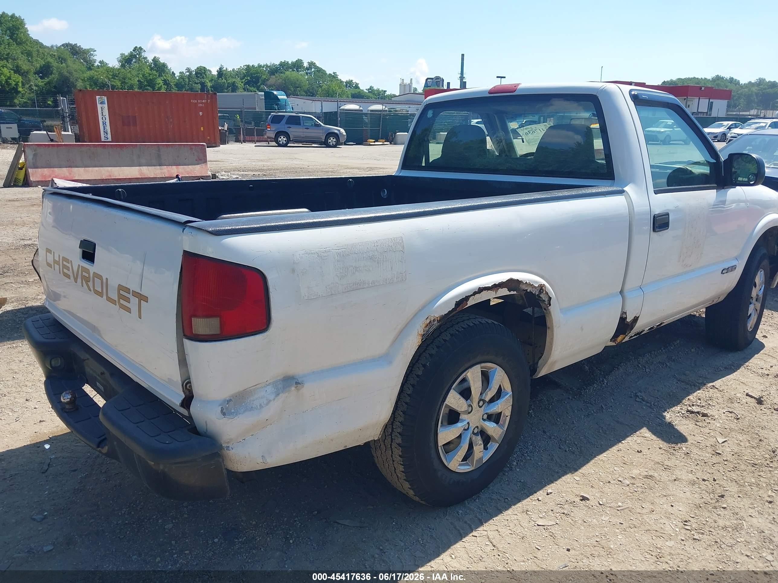 2002 Chevrolet S-10   White vin: 1GCCS145228174319