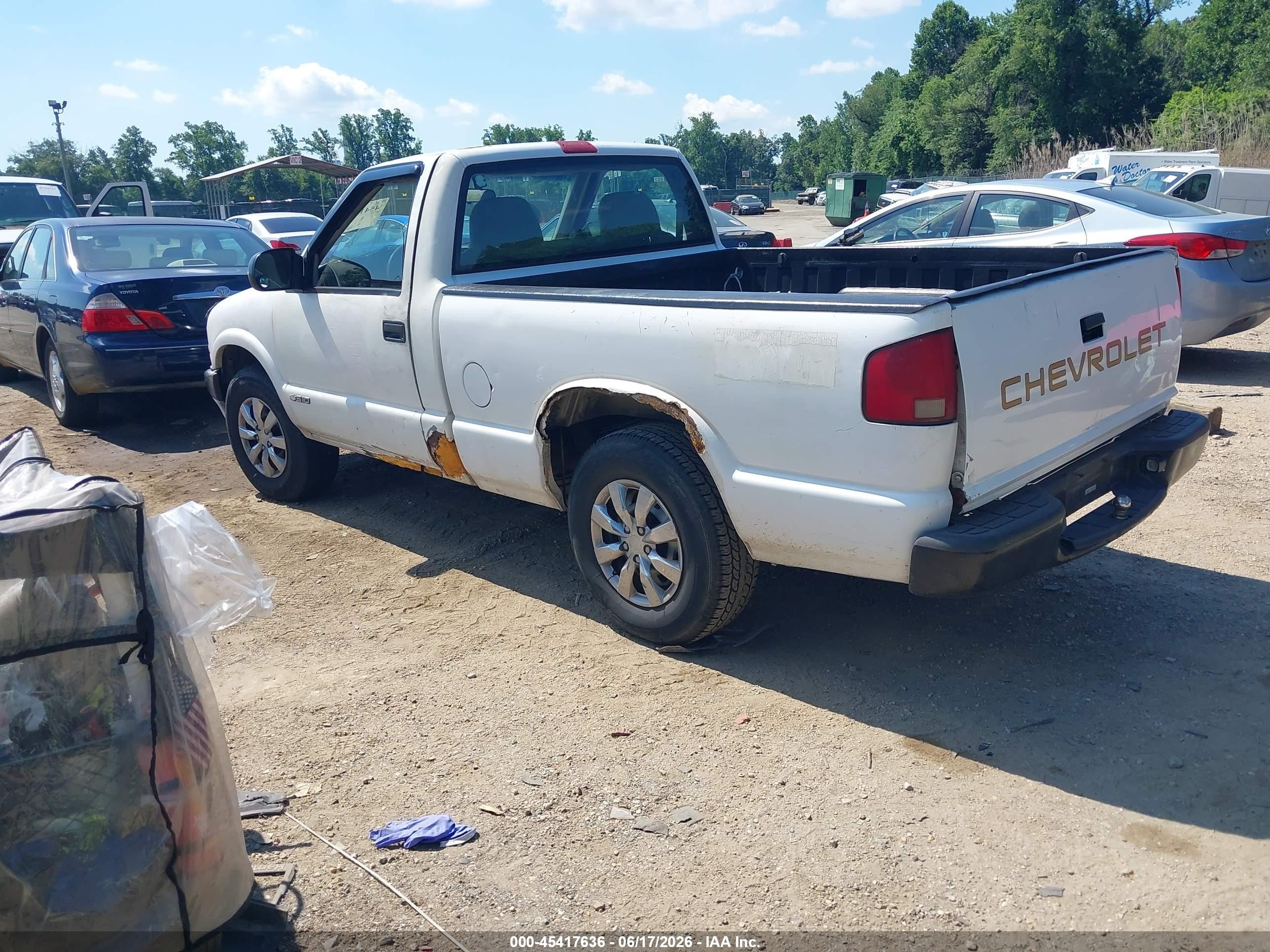 2002 Chevrolet S-10   White vin: 1GCCS145228174319