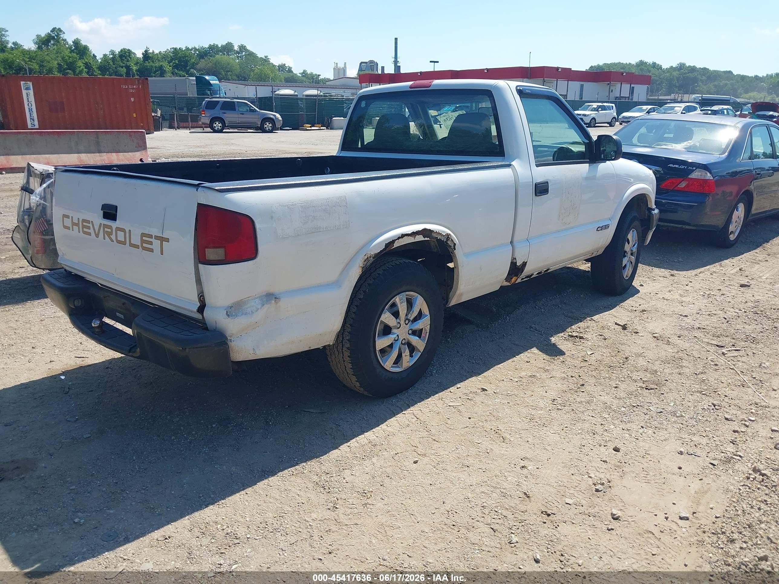 2002 Chevrolet S-10   White vin: 1GCCS145228174319