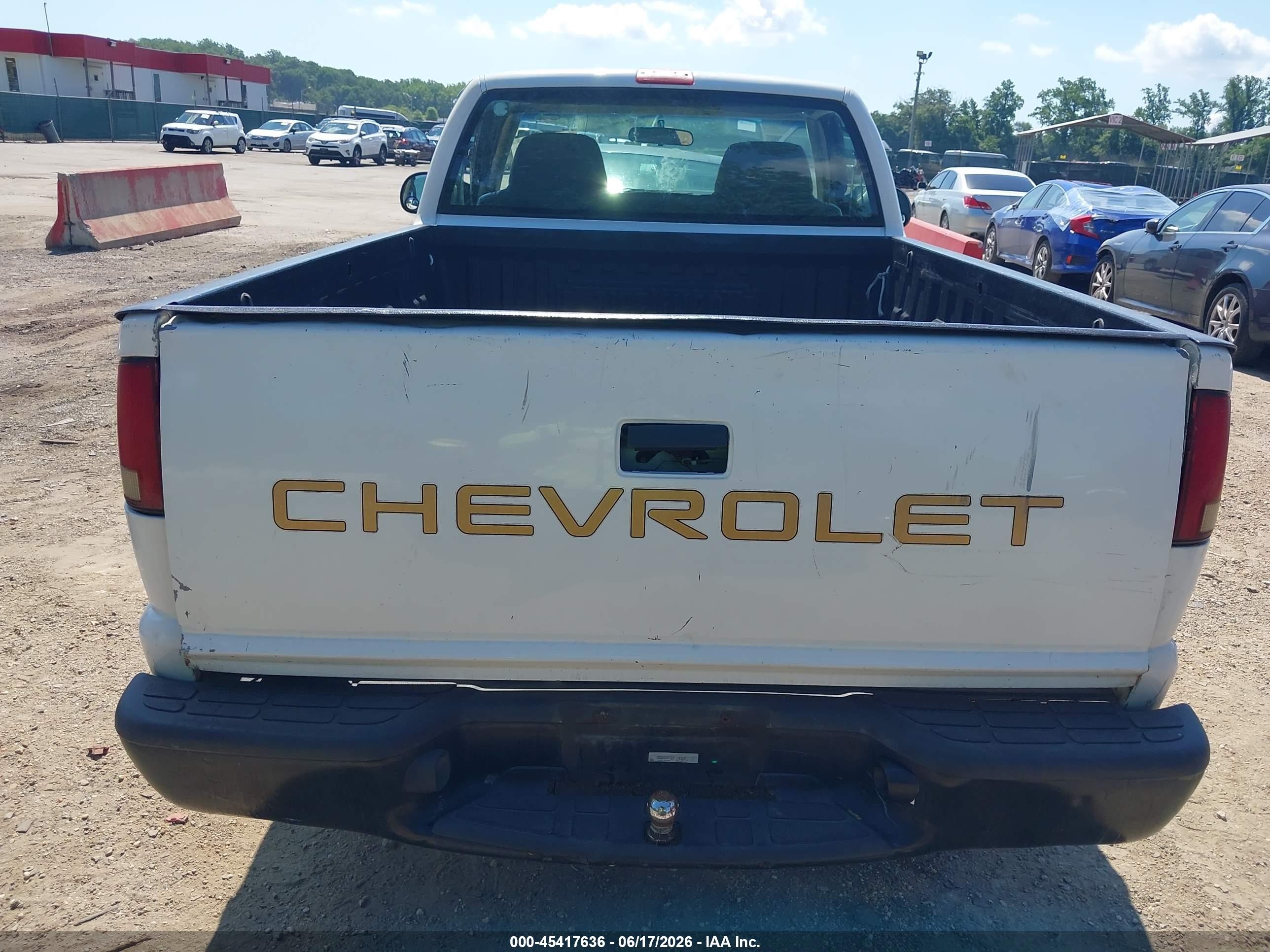 2002 Chevrolet S-10   White vin: 1GCCS145228174319