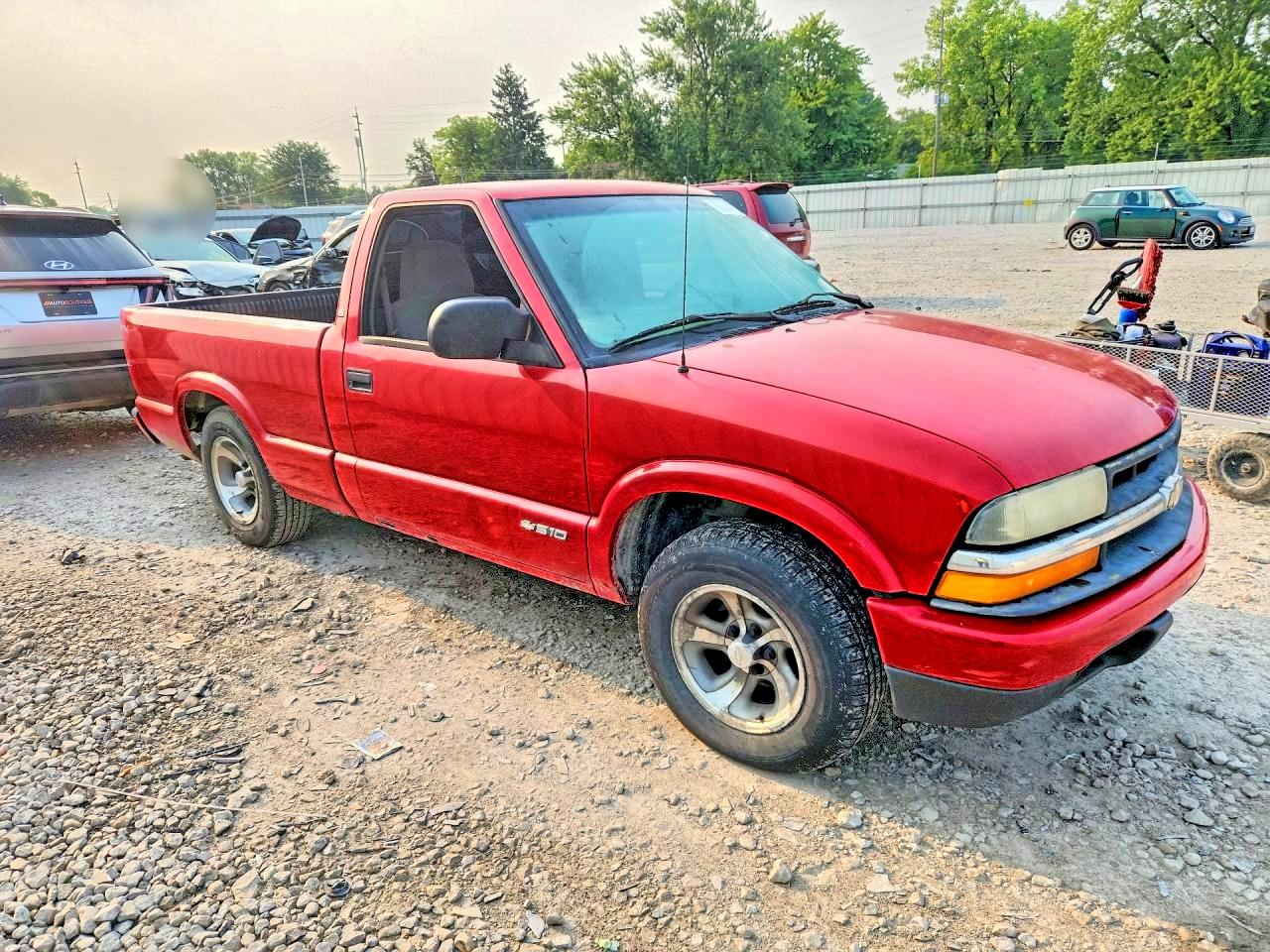 2002 Chevrolet S Truck S10 Red vin: 1GCCS145428100352