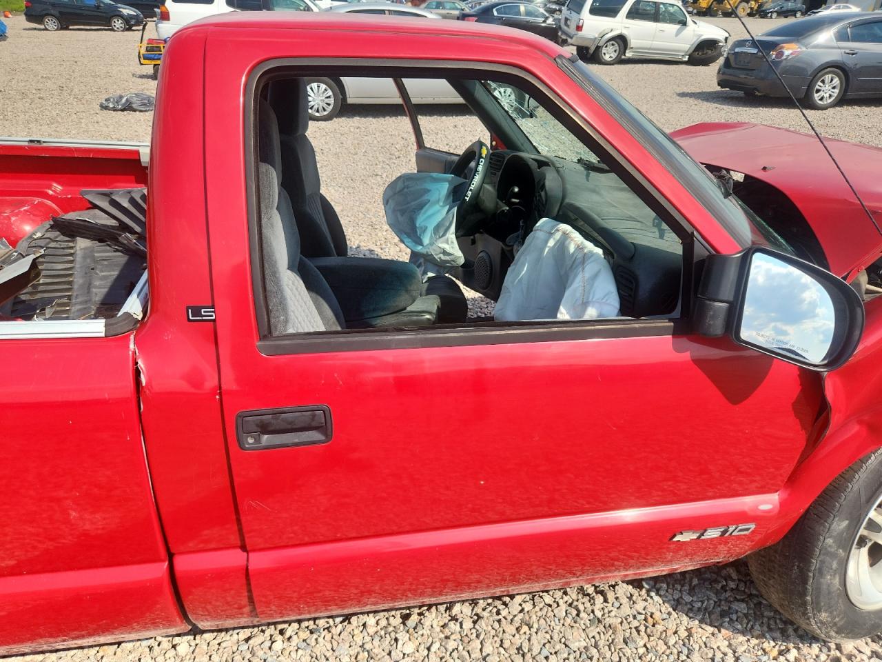 2000 Chevrolet S10 Red vin: 1GCCS1455YK206465