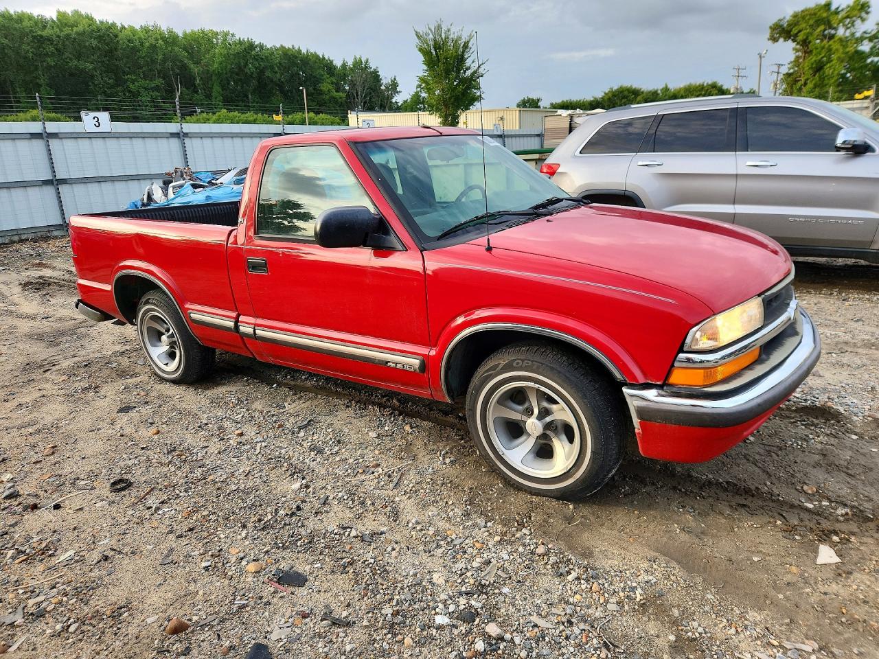 2001 Chevrolet S Truck S10 Red vin: 1GCCS145718189073