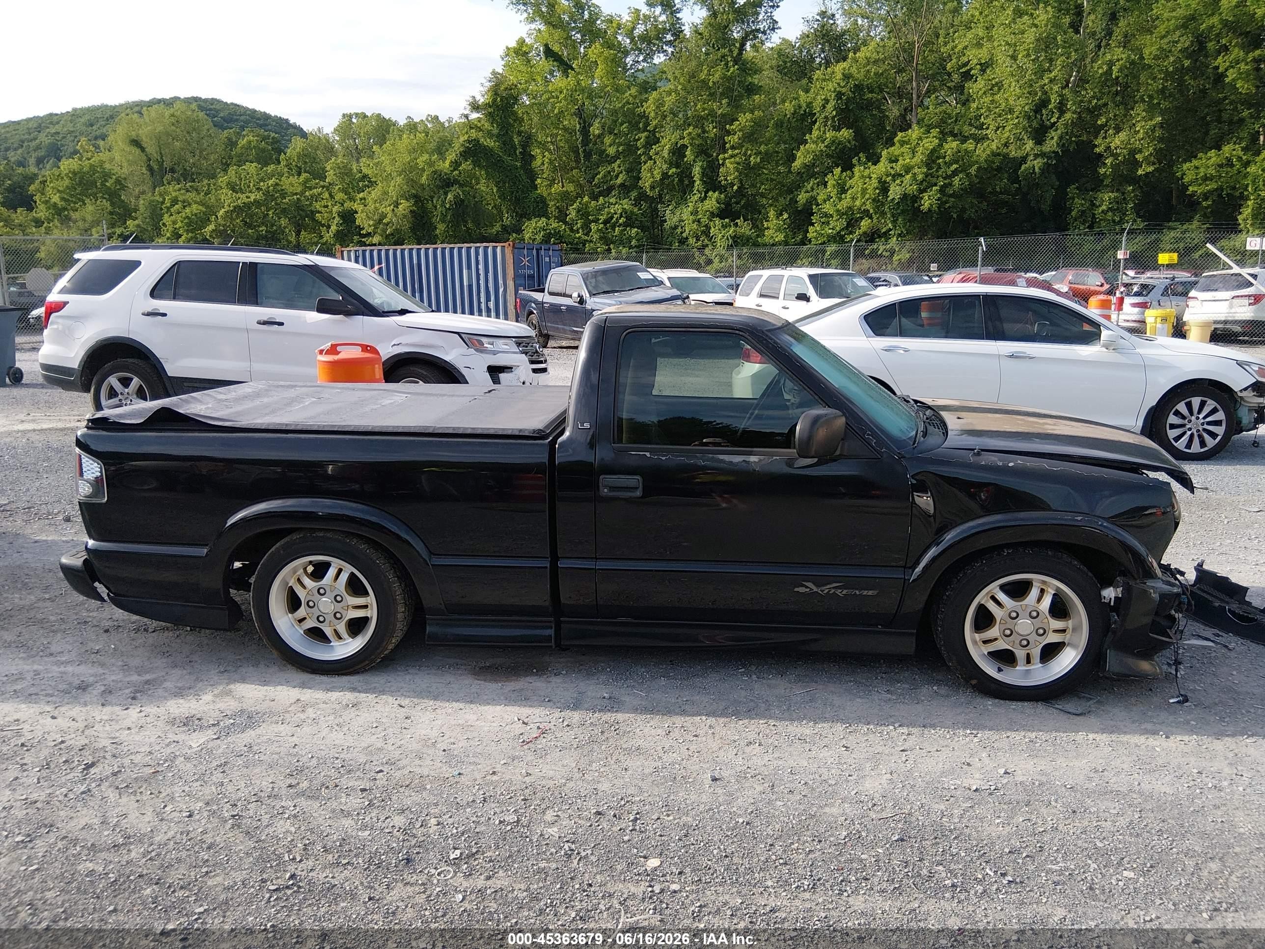 2002 Chevrolet S-10 Ls Black vin: 1GCCS145828244891
