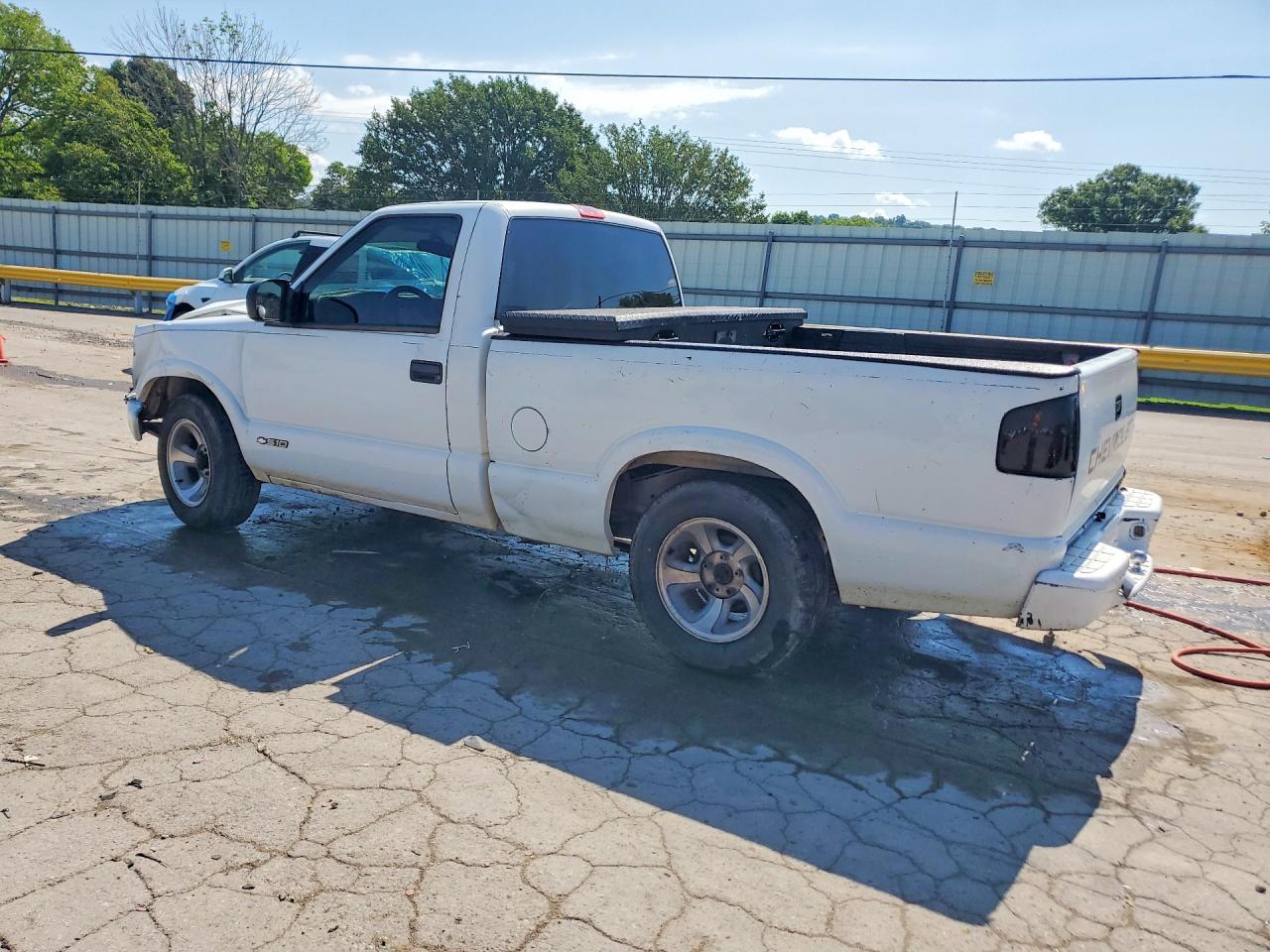 2002 Chevrolet S Truck S10 White vin: 1GCCS145828251744