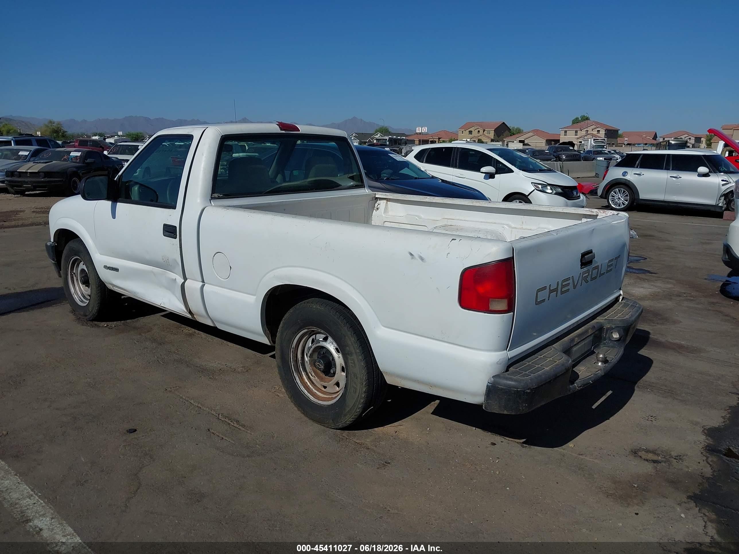 2001 Chevrolet S-10   White vin: 1GCCS145X18225032