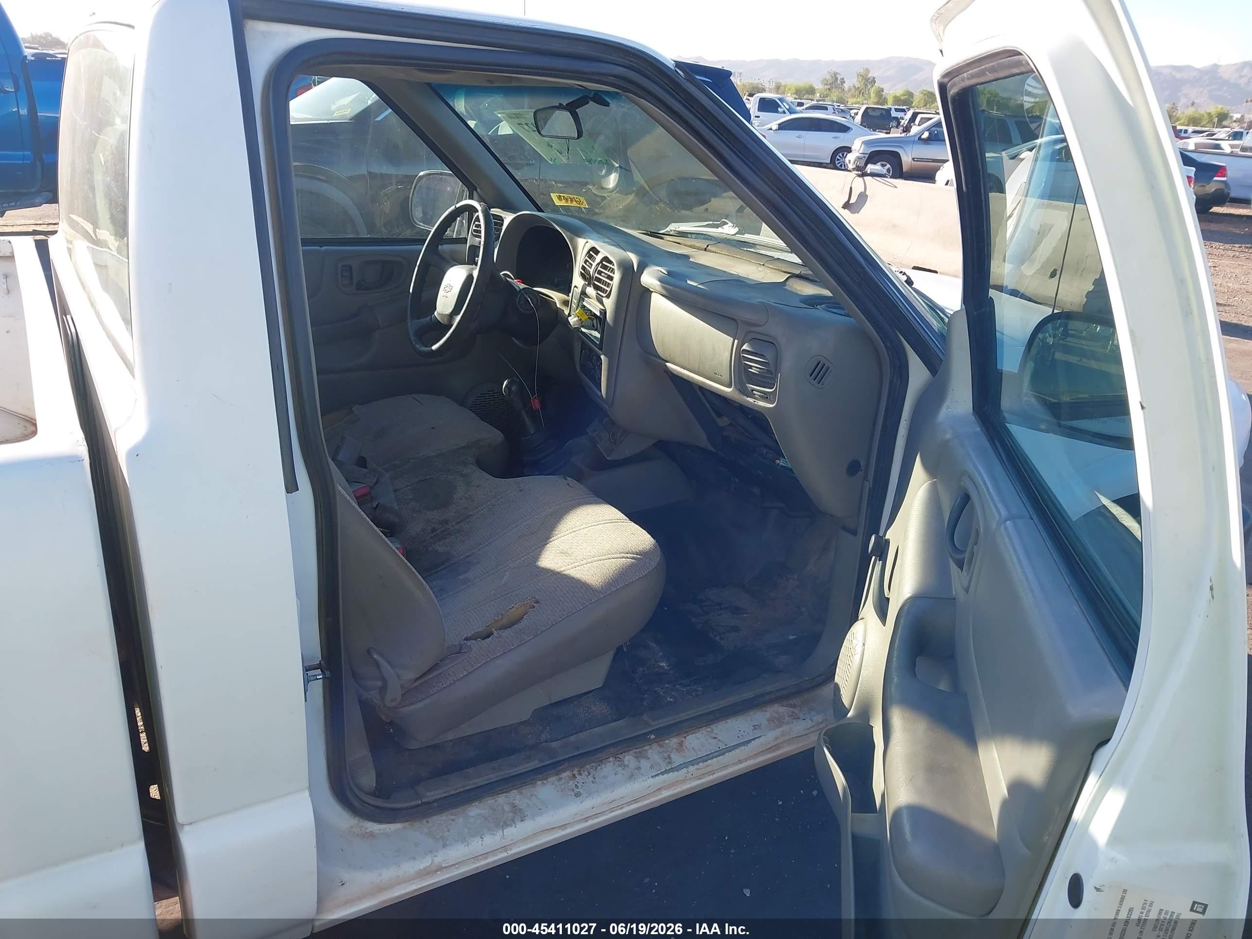 2001 Chevrolet S-10   White vin: 1GCCS145X18225032
