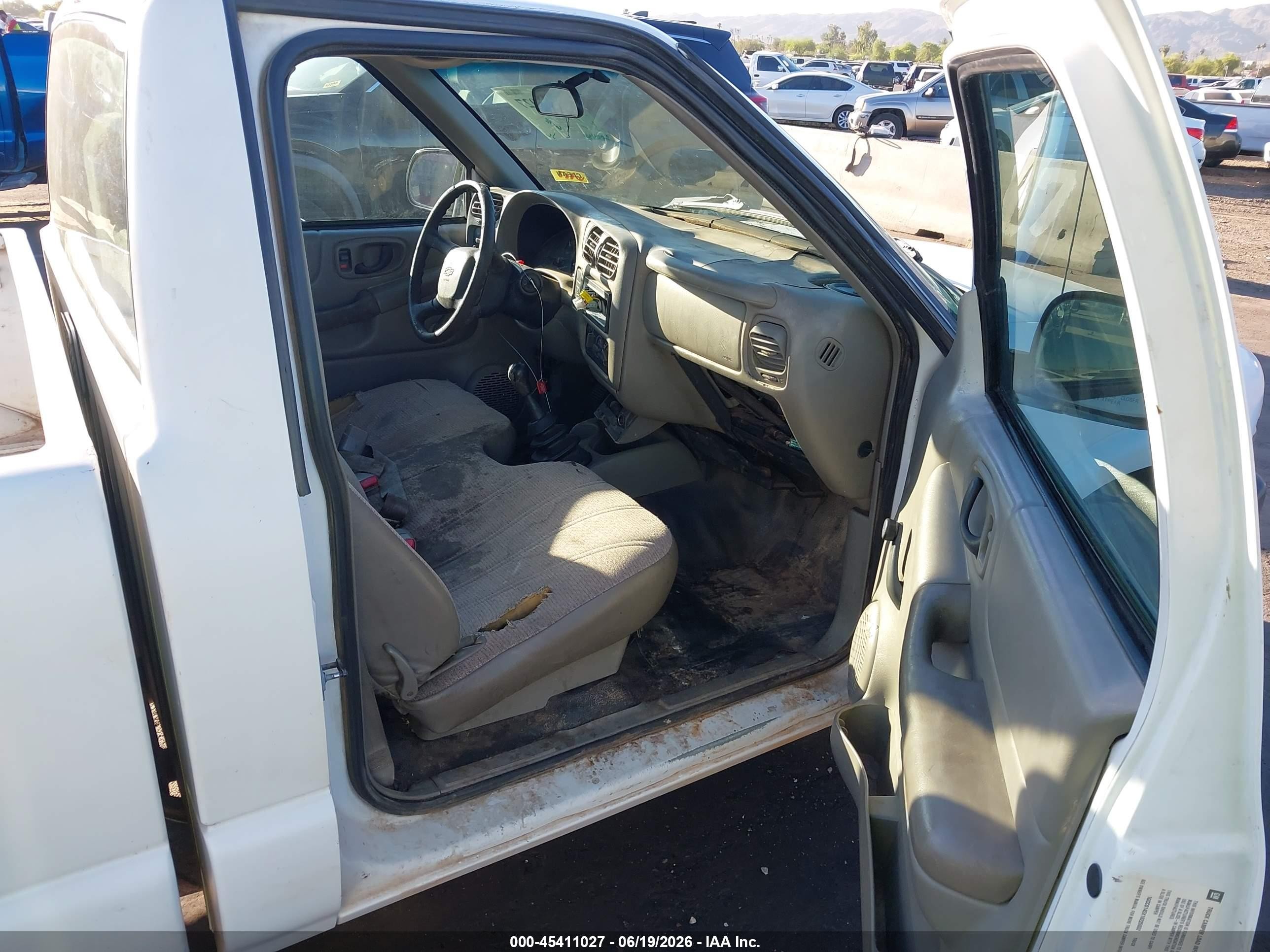 2001 Chevrolet S-10   White vin: 1GCCS145X18225032