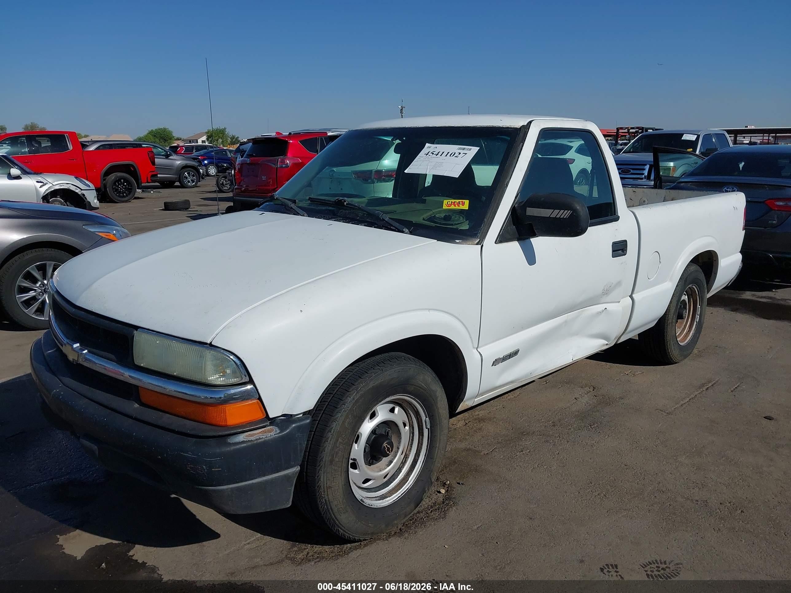 2001 Chevrolet S-10   White vin: 1GCCS145X18225032