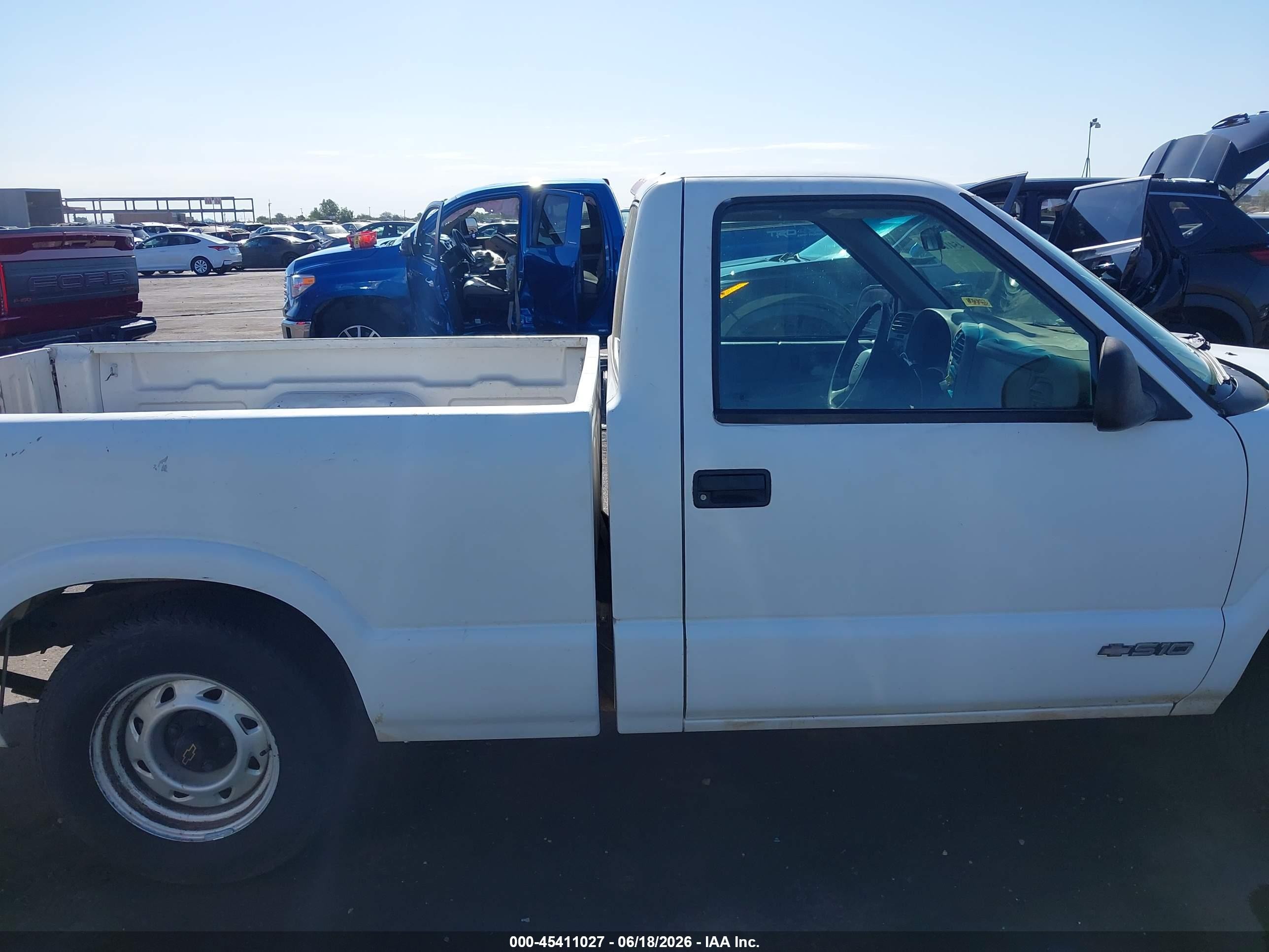 2001 Chevrolet S-10   White vin: 1GCCS145X18225032