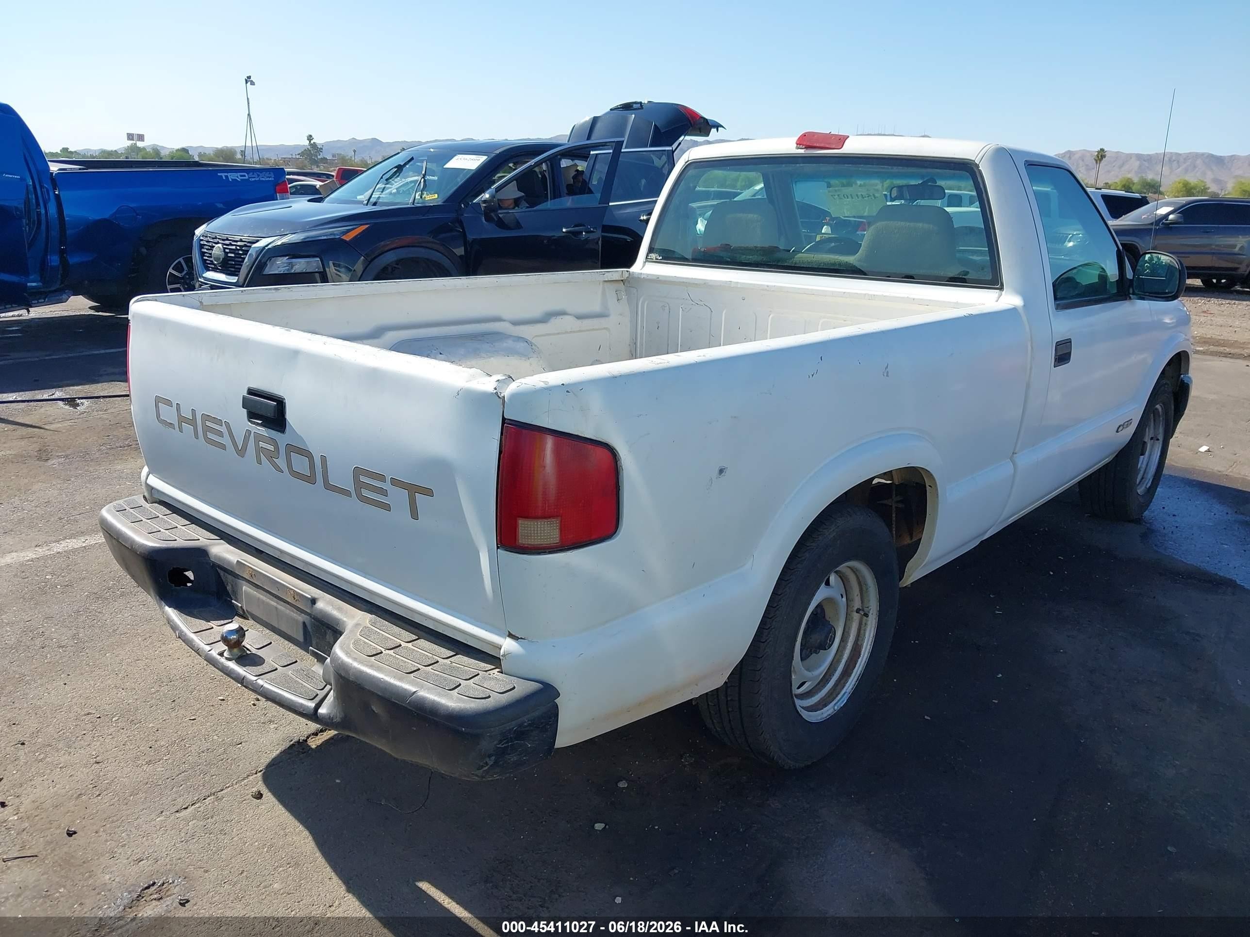 2001 Chevrolet S-10   White vin: 1GCCS145X18225032