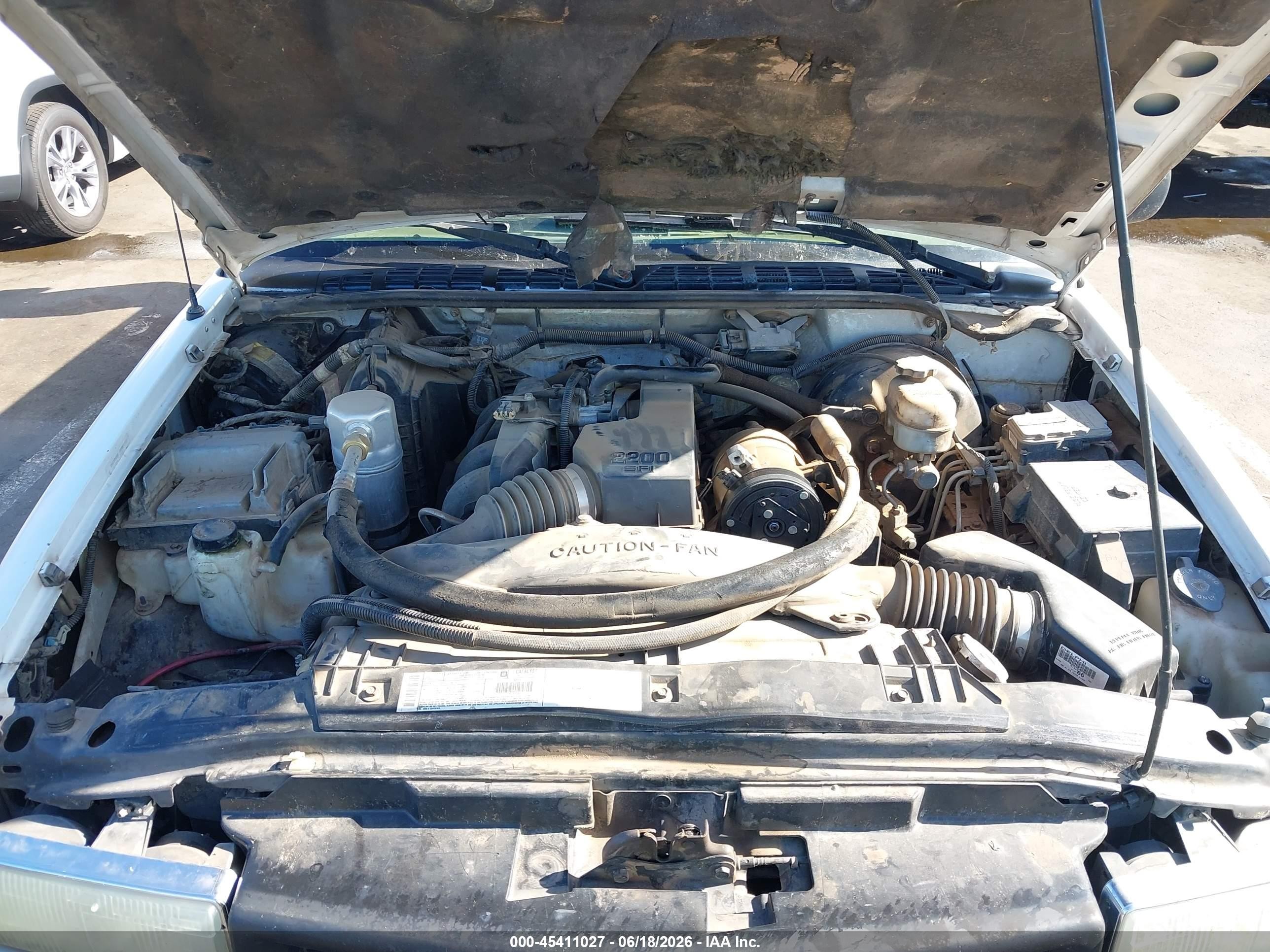 2001 Chevrolet S-10   White vin: 1GCCS145X18225032