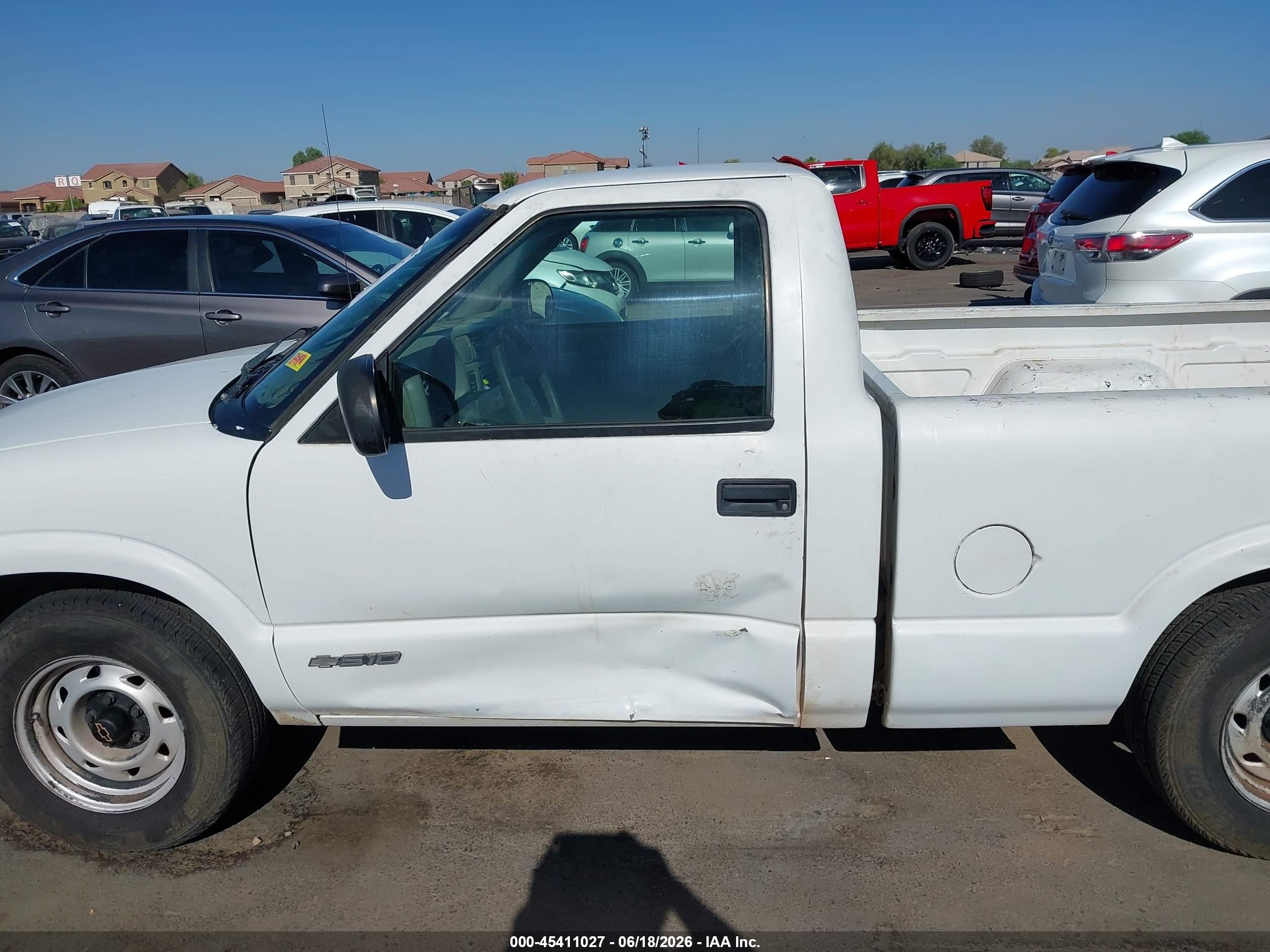 2001 Chevrolet S-10   White vin: 1GCCS145X18225032