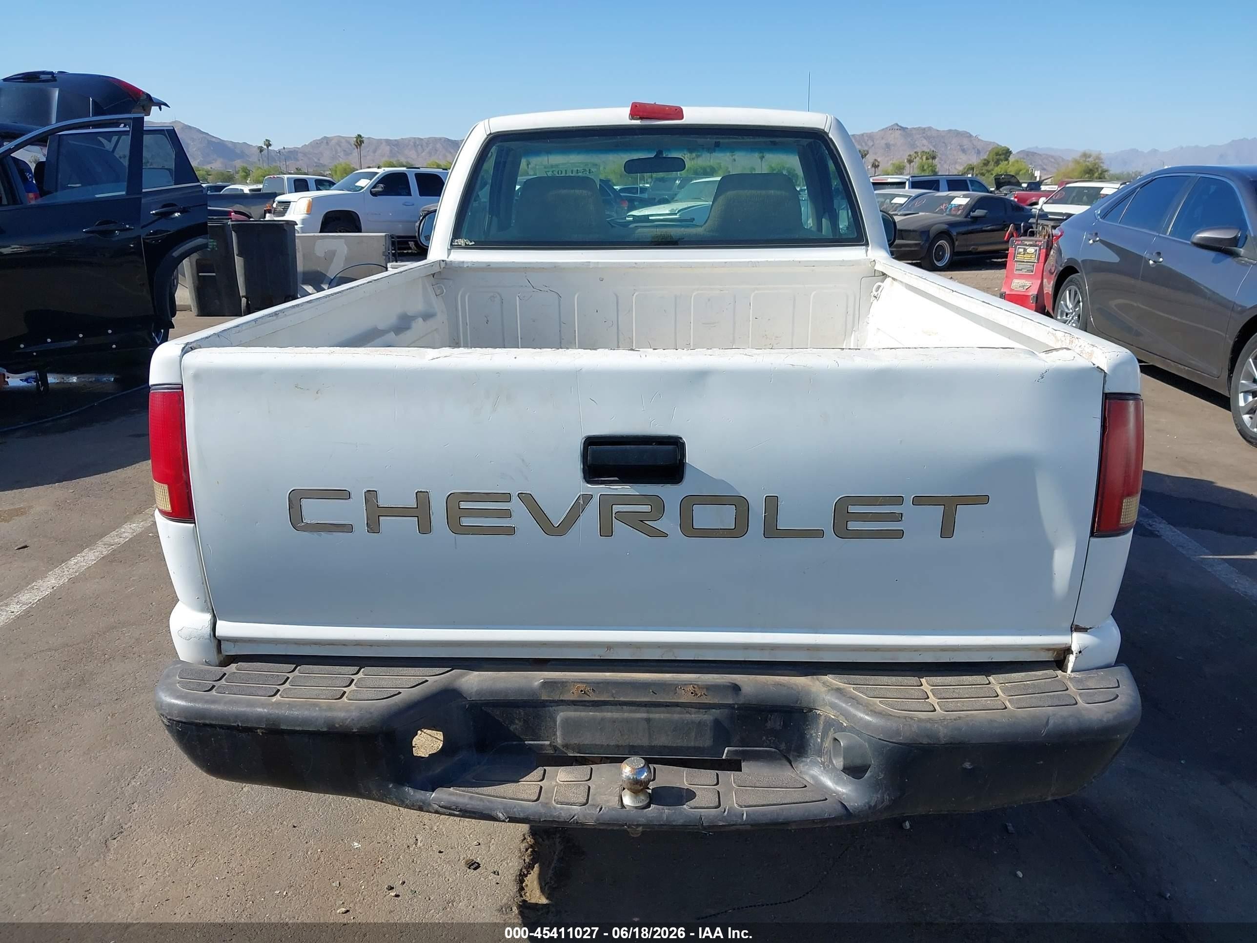 2001 Chevrolet S-10   White vin: 1GCCS145X18225032