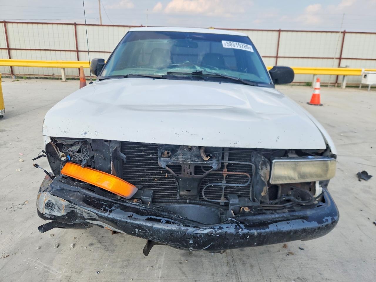 2000 Chevrolet S Truck S10 White vin: 1GCCS145XY8272622