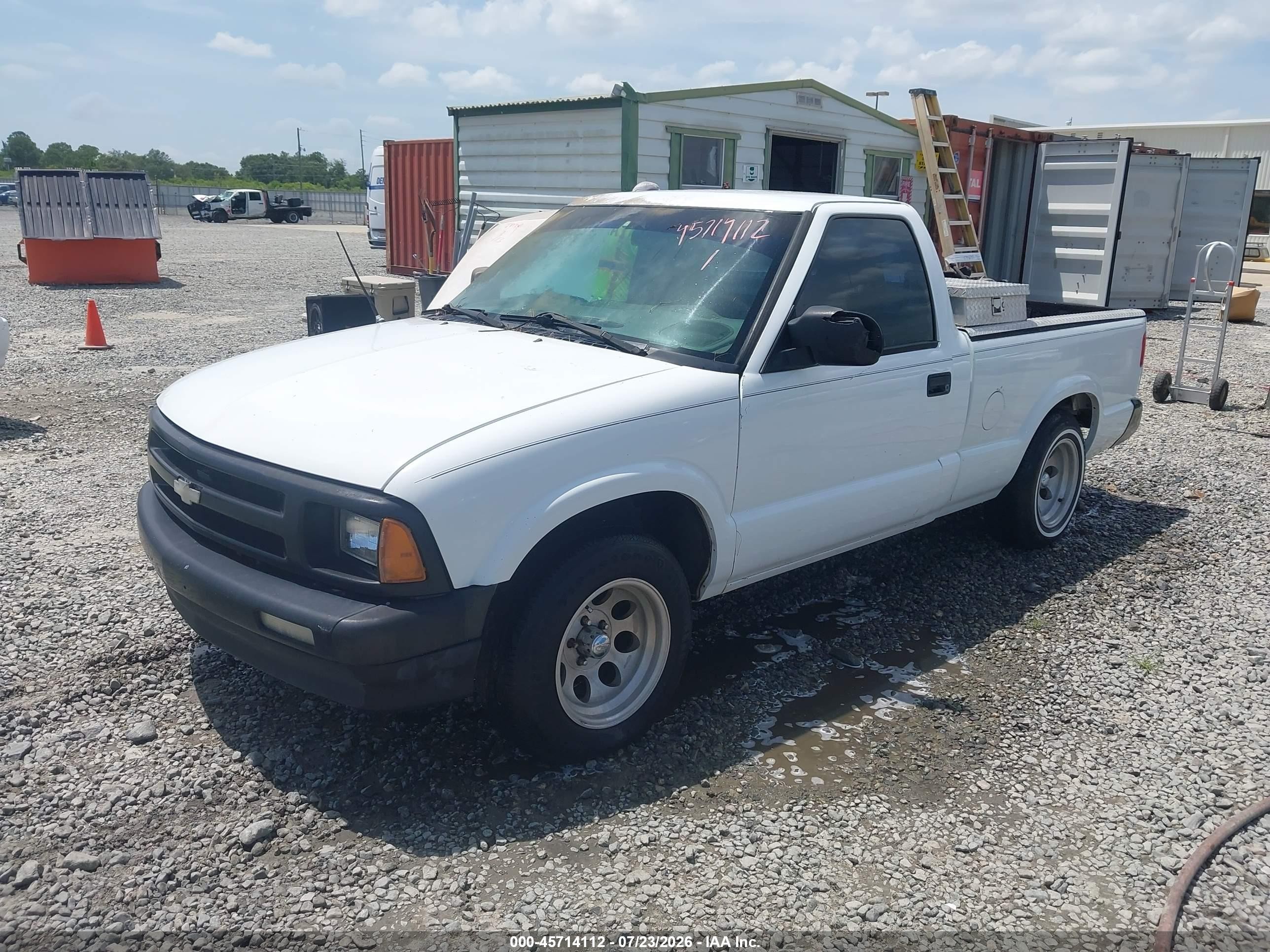 2003 Chevrolet S-10   White vin: 1GCCS14H738139495